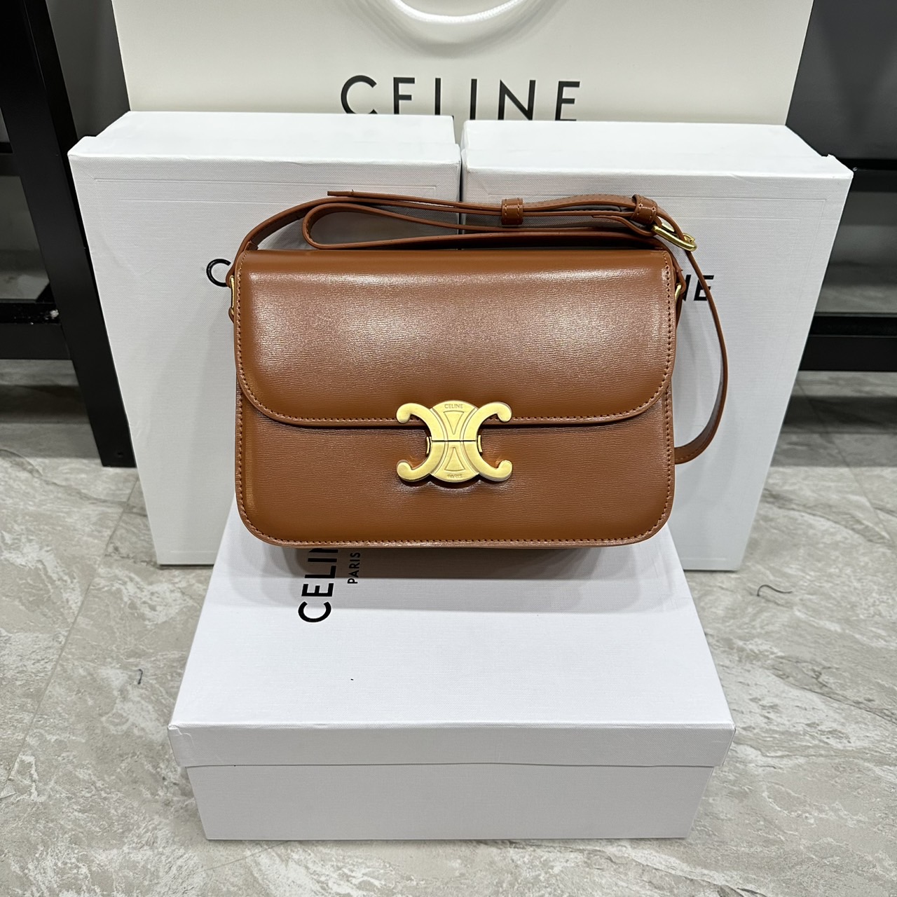ORI หนังแท้ | 9" CELINE CLASSIQUE TRIOMPHE bag in natural leather กระเป๋าสะพายรุ่นยอดนิยม ด้วยรูปทรงสี่เหลี่ยมผืนผ้า ดีไซน์คล่องตัวถ่ายทอดให้เห็นถึงแก่นแท้ของสไตล์