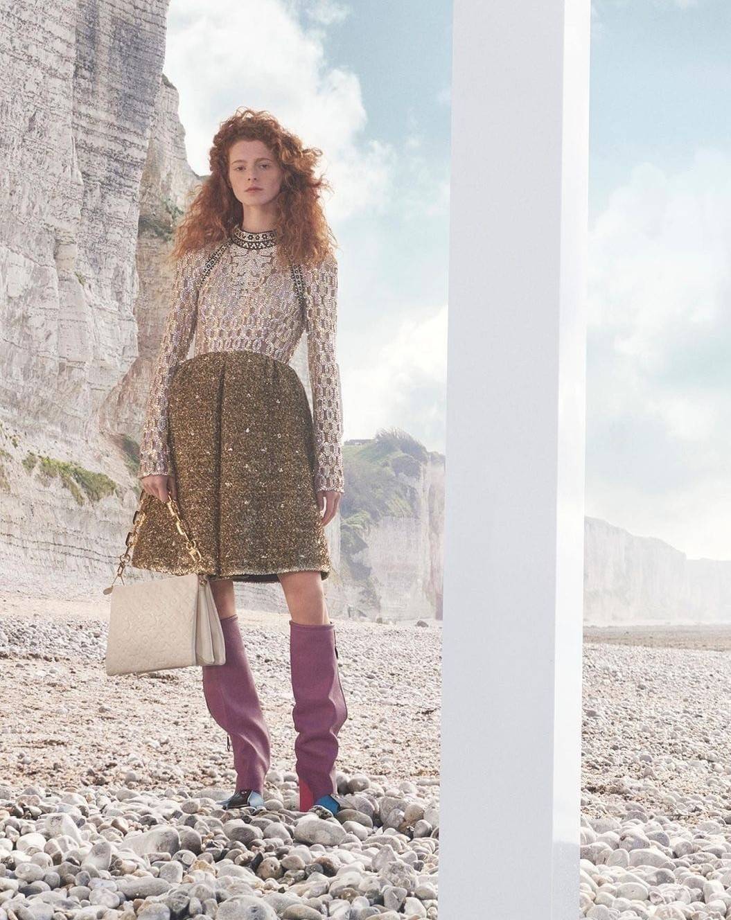 LV HANDLE POUCH MONOGRAM / LV Coussin กระเป๋าสะพายกึ่งคลัชท์ สุดล้ำ มาแรงมาก ด้วยความสวยปังตั้งแต่แรกเห็น วัสดุหนังแกะปั๊มลายสวยคม มาพร้อมสาย 2 เส้น เลิศๆ มีสายโซ่ที่มีดีเทลละเอียดไม่ซ้ำ และสายสปอร์ตครอสบอดี้ ที่จะคล้องไว้ทั้งสองเส้นก็ดีงาม หรือสลับใช้ตาม