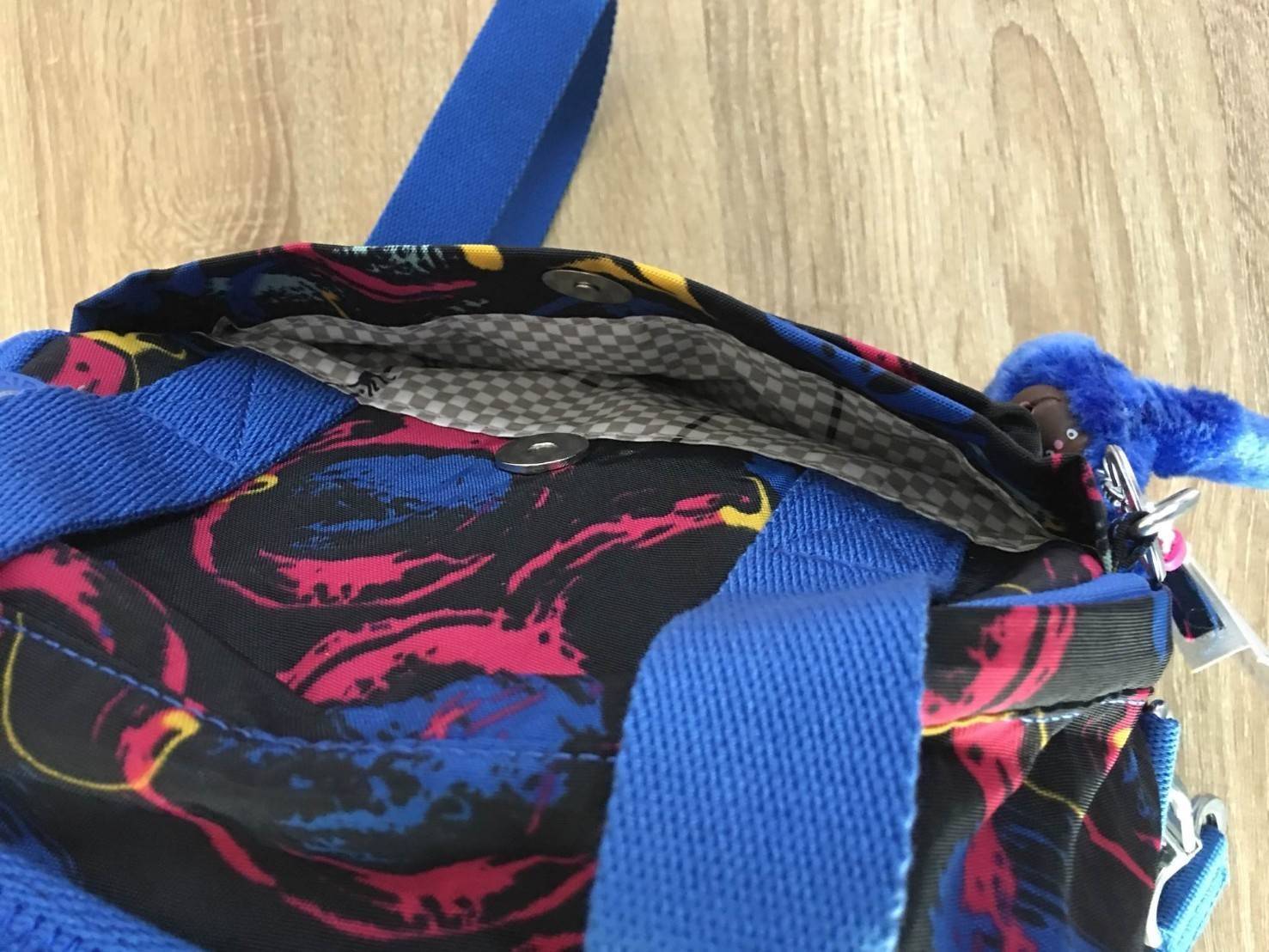 Kipling Mini Backpack K12688 กระเป๋าขนาดมินิ ใช้งานได้ถึง 3 แบบ ปรับเป็นเป้สะพายหลัง สะพายข้าง และมีหูหิ้ว ลวดลายสวยน่ารัก มีช่องเก็บหลายช่องแยกเก็บของจุกจิก ด้านข้างมีช่องโล่งไว้ใส่ขวดน้ำหรือของที่ต้องหยิบใช้บ่อยครั้ง สะพายได้กับสาวทุกลุคเลยค่ะ ไม่ควรพลา