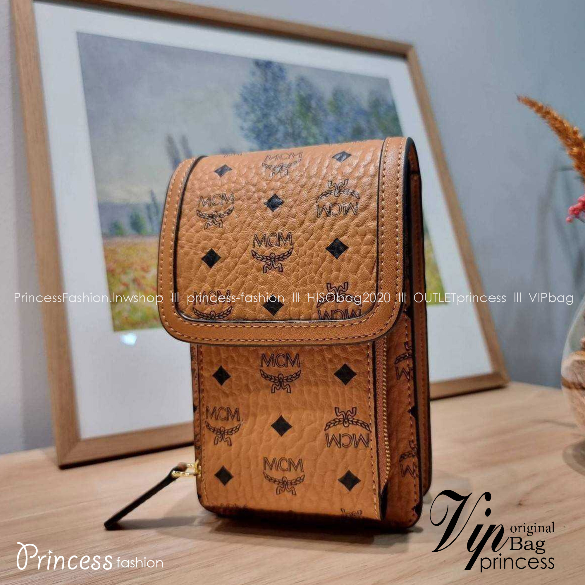 M.C.M CROSSBODY PHONE CASE IN VISETOS กระเป๋าสะพายข้าง สำหรับใส่ gadget คูลๆอย่างโทรศัพท์มือถือ ให้หนุ่มๆพกพาไปไหนๆได้สะดวก คล่องตัวกว่าเดิม เกรดออริ ท็อป 1:1 เกรดดีสุด สลับแท้