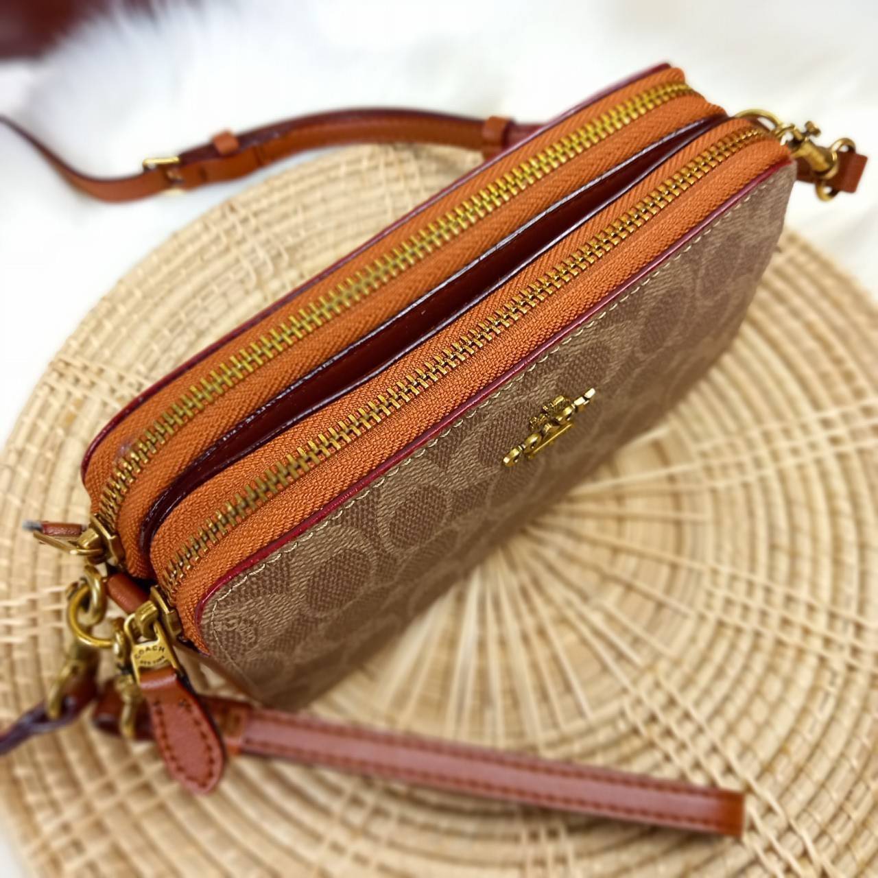COACH KIRA CROSSBODY IN SIGNATURE CANVAS (COACH F89399)🍁เหมาะมือมาก หยิบใช้ง่ายสบายเลย🌈//รุ่นนี้ จะถือ จะคล้องมือ สะพายคลอสบอดี้ ได้หลายลุค จัดวางตามต้องการได้เลย // มีสายคล้องมือ และสายยาว สามารถถอดได้ทั้ง 2 สาย //เปิด-ปิดด้วยซิป มี2 ช่อง