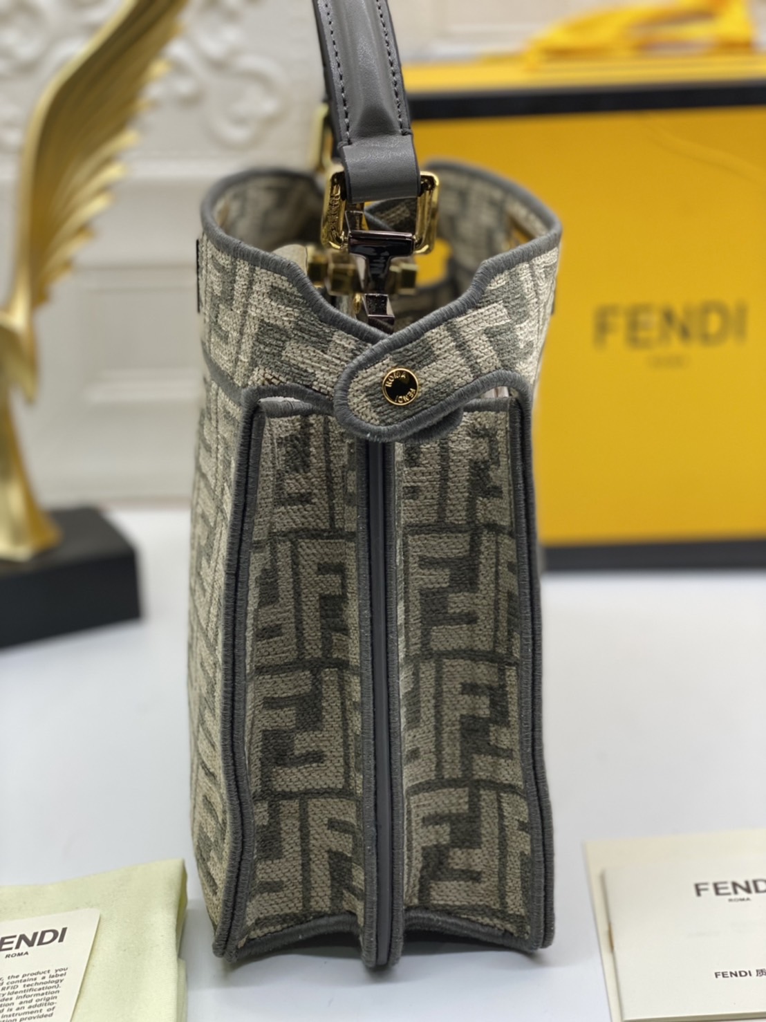 Fendi peekaboo 25cm เกรดออริจินอล กระเป๋าเฟนดิ คลาสสิกตามแบบฉบับแบรนด์ วัสดุคุณภาพอย่างดี เพิ่มความหรูหราและโดดเด่นด้วยการตกแต่งลวดลายโลโก้เด่นชัดทั้งใบ และด้วยขนาดที่กะทัดรัดและดีไซน์ที่เรียบหรูนี้ จึงสามารถนำไปแมทช์กับการแต่งตัวได้ง่าย ไม่ว่าจะเป็นสไตล์