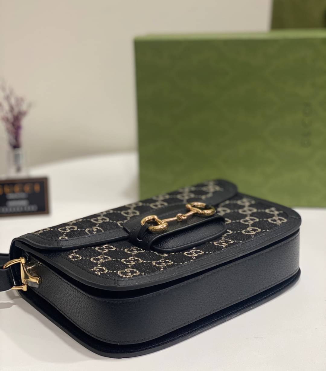 GUCCI Horsebit 1955 shoulder bag กระเป๋าสะพายสุดหรู ผ้า GG เดนิมแจ็คการ์ด ดีไซน์ร่วมสมัยผ่านการออกแบบใหม่ด้วยผ้าเดนิม ถ่ายทอดความรู้สึกเกี่ยวกับการละทิ้งกฎเกณฑ์เดิมๆ ของแฟชั่นผ่านการออกแบบ โดยแบรนด์ถ่ายทอดแนวคิดที่ว่าชิ้นงานควรอยู่เหนือกาลเวลา