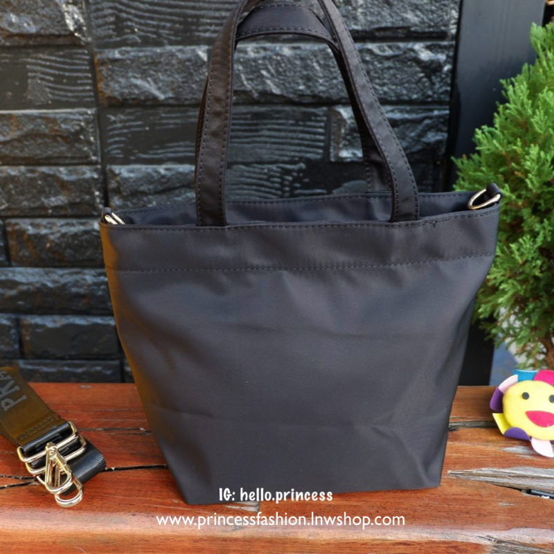 PRADA NYLON MINI TOTE BAG กระเป๋าสะพายขนาดมินิทรง TOTE พรีเมี่ยมกิ้ฟจากเคาน์เตอร์ต่างประเทศรุ่น Limited edition ที่ฮอตสุดๆในขณะนี้ วัสดุเป็น Nylon ตามแบบฉบับของแบรนด์ ขนาดมินิกำลังดี น้ำหนักเบา ด้านหน้าเป็นลายหมีปั๊กกลิ้ตเตอร์โลโก้แบรนด์อะไหล่ทองหรู ภายใน