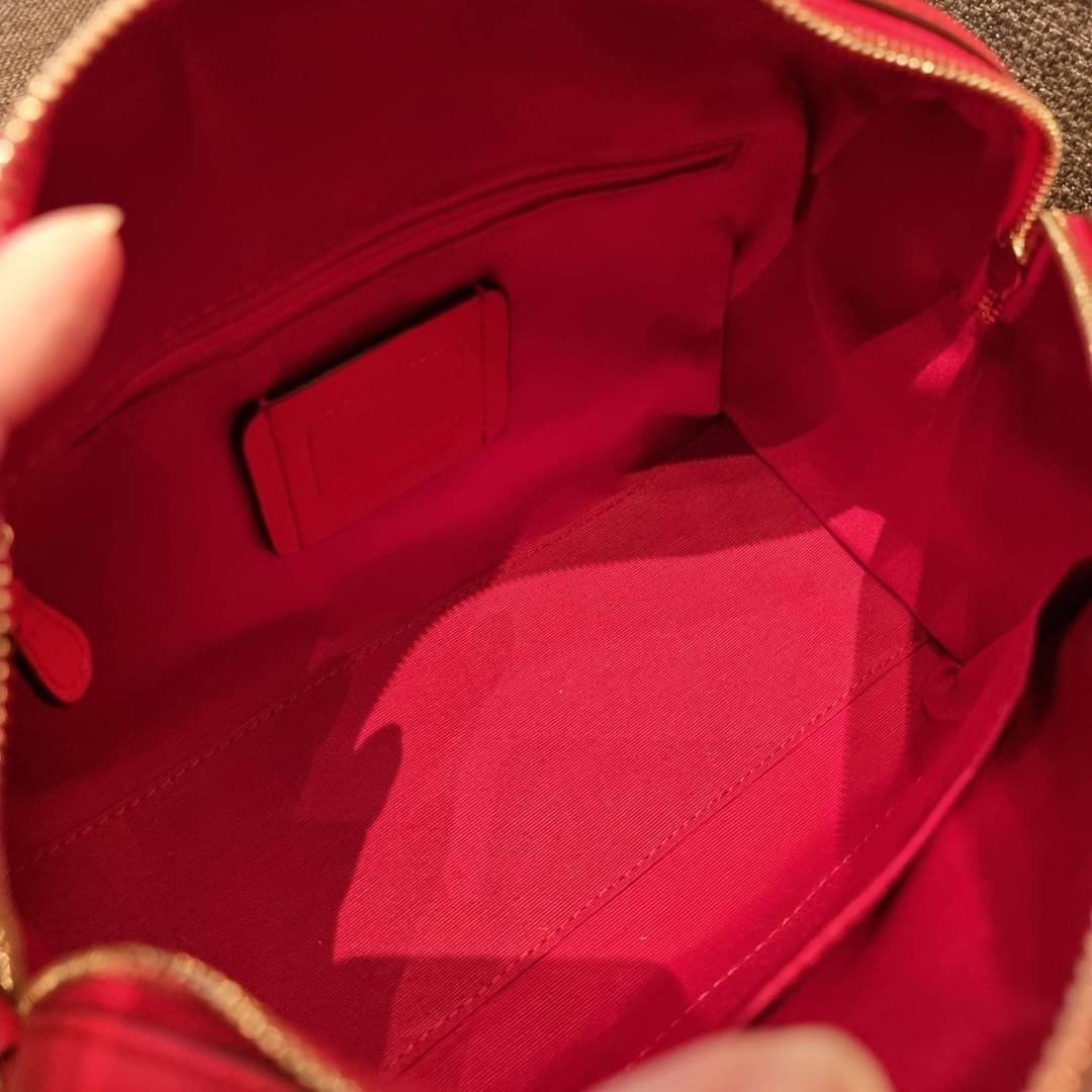 COACH F83607 ROWAN SATCHEL IN SIGNATURE CANVAS กระเป๋าทรงหมอนยอดฮิต คลาสสิคใช้งานได้ไม่มีเบื่อ มาครบสีขายดี ด้วยรูปทรงสวยงาม และใช้งานได้อย่างกระฉับกระเฉง วัสดุหนังแคนวาสเคลือบลาย ทนทาน ภายในโล่งกว้าง มีช่องซิปและแบ่งสัดส่วนได้ลงตัว บอกเลยว่าสาวๆพลาดไม่ได