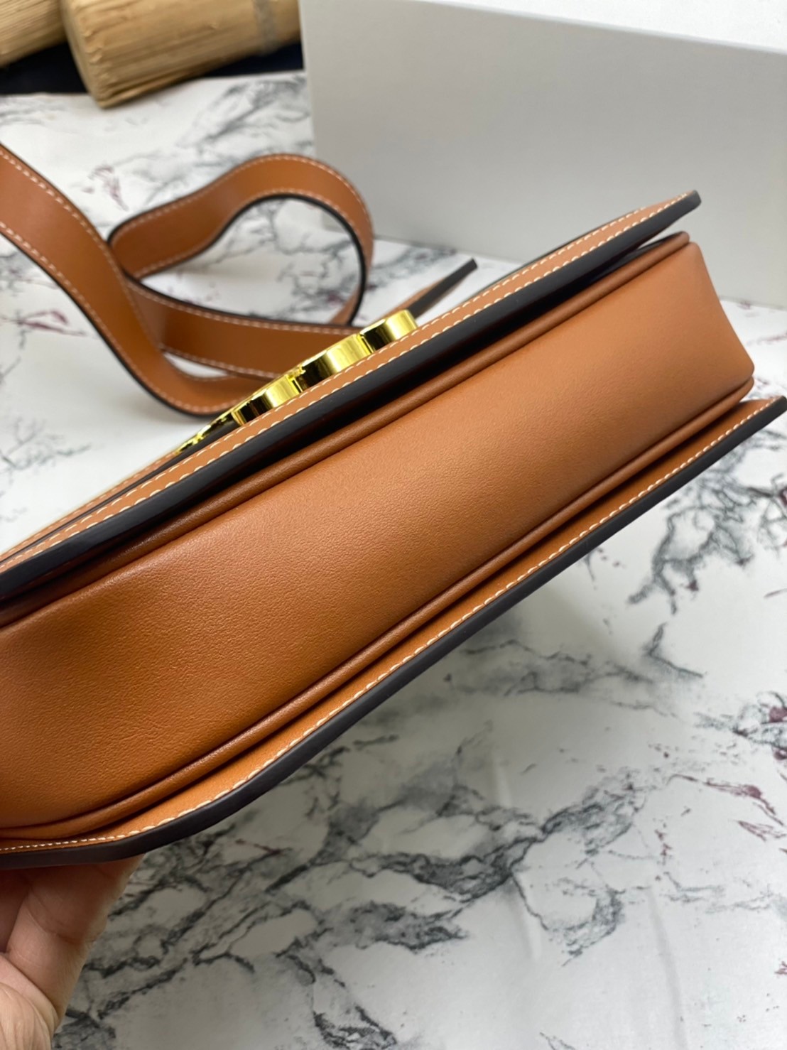 หนังแท้ CELINE MEDIUM TRIOMPHE BAG IN TRIOMPHE CANVAS AND CALFSKIN / CELINE TEEN สาวๆที่กำลังมองหากระเป๋าน่ารักเอาไว้ใช้ในวันสบาย ๆ แต่ไม่รู้เลือกกระเป๋า Celine รุ่นไหนดี แนะนำรุ่นนี้เลยคะ เป็นกระเป๋าสะพายข้างขนาดกำลังดี สวยแบบคลาสสิก หรูหราด้วยแคนวาสเคลื