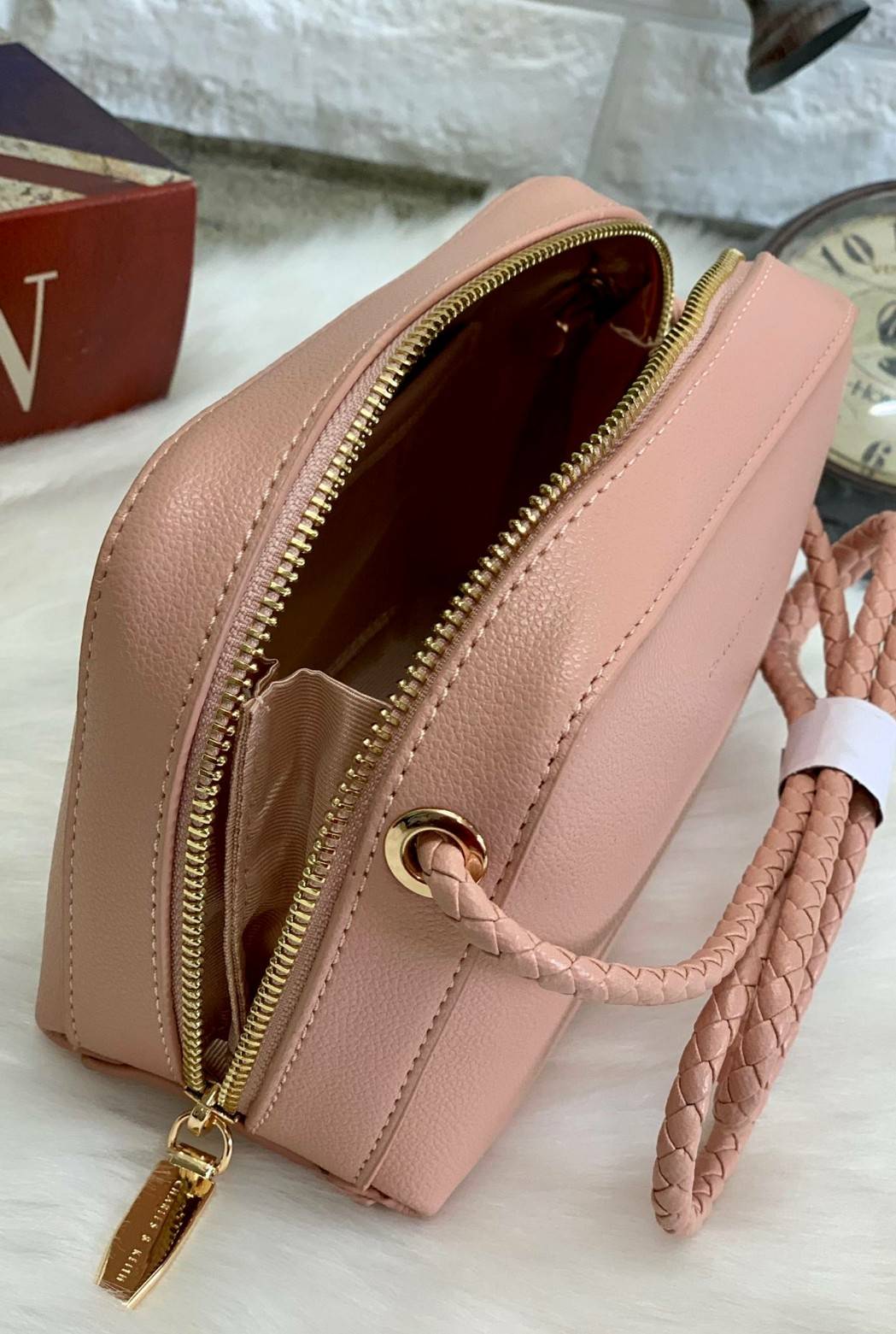 CHARLES & KEITH METAL PUSH LOCK CROSSBODY BAG รุ่นฮิตขายดีมีมาพร้อมส่งแล้วจ้า กับกระเ๋าสะพายไซส์น่ารัก วางอยู่ทรง เปิดปิดด้วย ตัวล็อกด้านหน้า ด้านในแบ่งเป็น 2 ช่องมีช่องซิปตรงกลาง จุของได้เยอะพอควรเลยค่ะ ใส่ iPhone plus ได้สบายๆ และของจุกจิกที่จำเป็น รุ่น