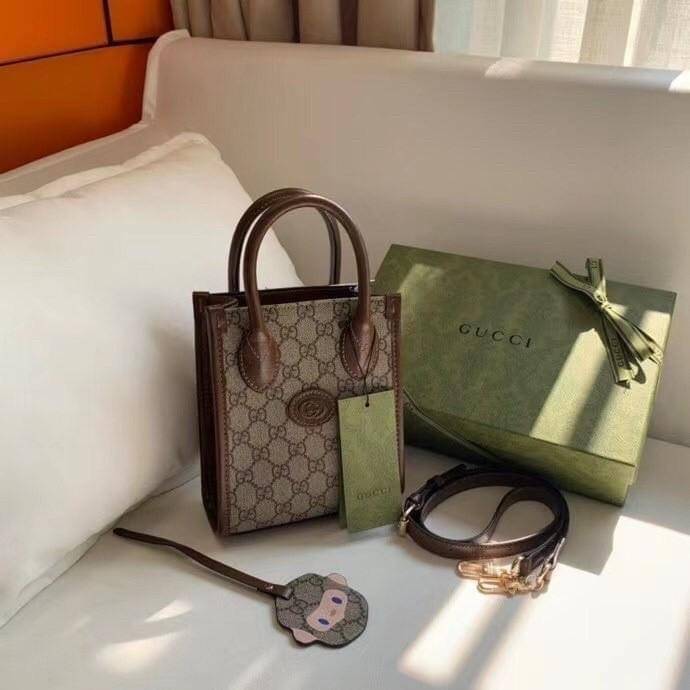 Gucci mini Tote กระเป๋าสะพายข้าง Premiumgift วัสดุหนังแท้ ด้านในโล่ง ใส่กระเป๋าตังค์ ใส่โทรศัพท์ Iphone+ ได้ สายยาวปรับระดับได้ Crossbody ได้ น้ำหนักเบา มาพร้อมกล่องและลิปบิ้นแบรนด์ สวยหรูดูแพง จะซื้อใช้เองหรือเป็นของขวัญก็เหมาะ ได้ไปไม่ผิดหวังค่ะ ไอเท็มน