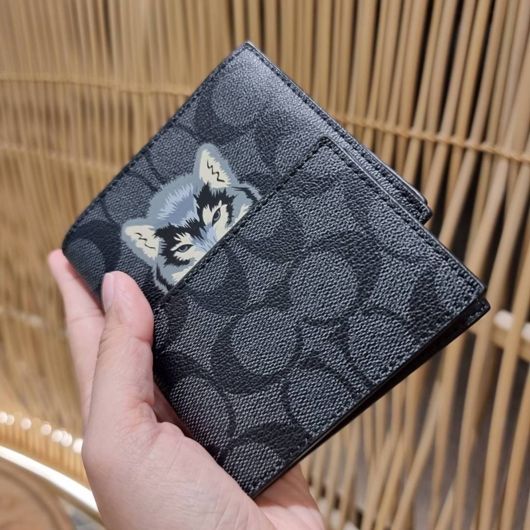 COACH DOUBLE BILLFOLD WALLET IN SIGNATURE CANVAS WITH WOLF MOTIF F31522 WITH GRAFFITI F37333 น้องชายสุดหล่อมาแล้ววว!! 😎 กระเป๋าสตางค์ใบสั้น เอาใจหนุ่มๆ ดีไซน์รูปหมาป่า สุดเท่ ด้านในกระเป๋าเป็นหนังแท้ มีช่องใส่บัตรเยอะ ใส่ธนบัตรได้ทุกชนิด และมี kee