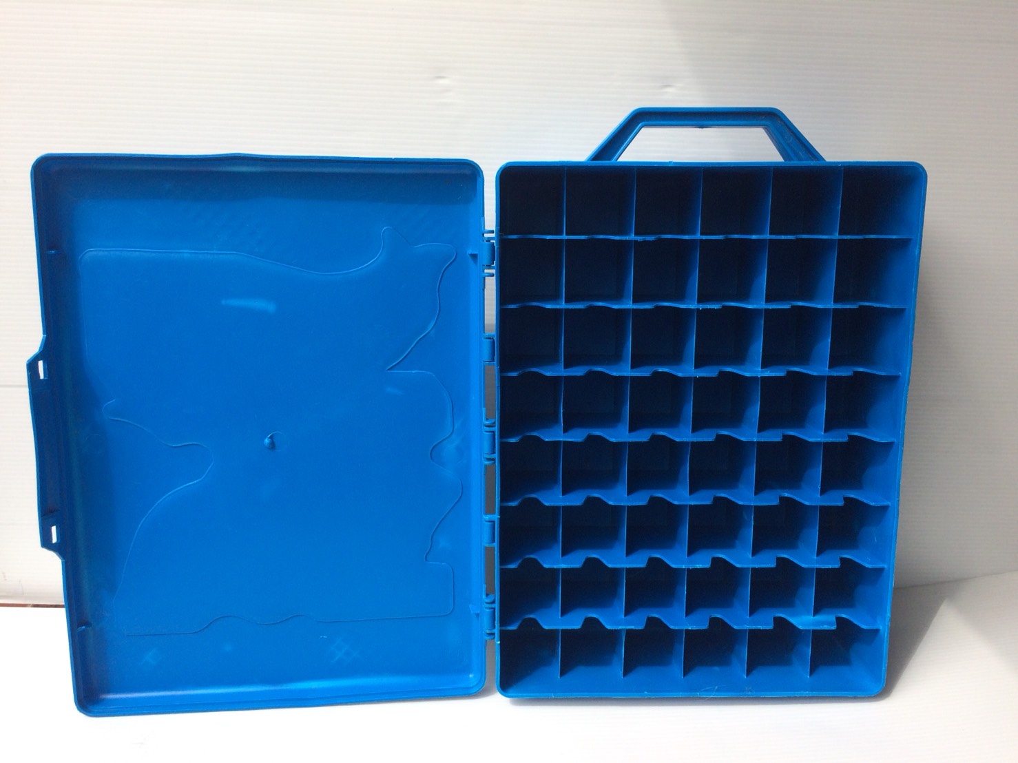 ็Hot Wheels 48 Car Carry Case กล่องใส่รถเหล็ก 48 คันมือสองสภาพดีค่ะ