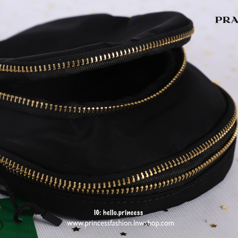 Prada Small Nylon Crossbody Bag สินค้า Premium gift จากเค้าเตอร์แบรนด์ต่างประเทศ แท้ 100% วัสดุไนล่อน คุณภาพดี น้ำหนักเบา อะไหล่ทอง สวย หรู น่าใช้มากเลยค่ะ มีช่องใส่ของ 2 ช่องซิป ด้านในใส่ของจุกจิก Iphone 8+ กระเป๋าสตางค์ใบสั้น ได้สบาย ซับในพิมพ์ลายแบรนด์
