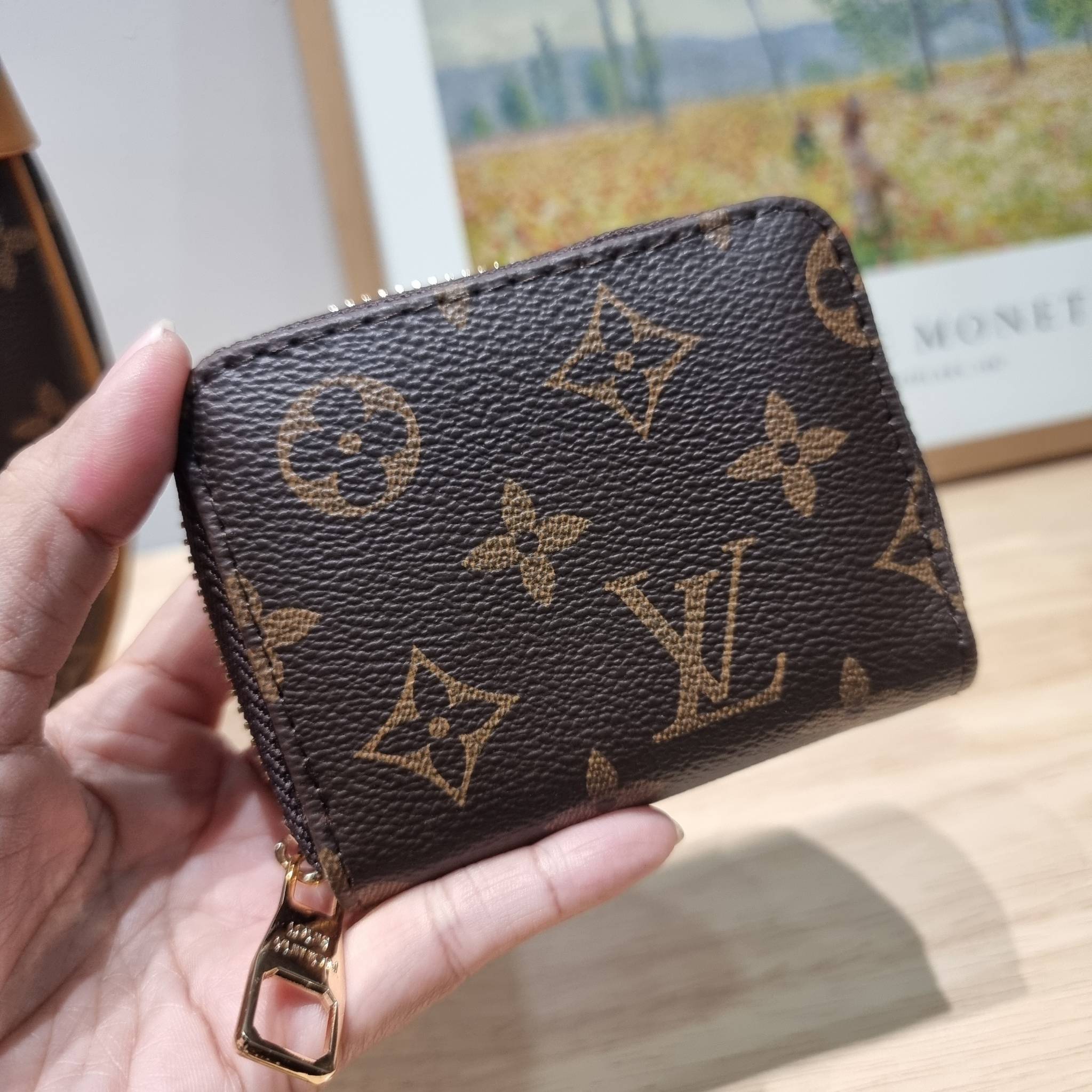 LV loop bag New in!! กับ box set ชวนสะสม ที่จับเอารุ่นยอดฮิต มามิกซ์รวมกับไอเท็มสุดคุ้มของมันต้องมี!! จัดเรียงให้อยู่ในกล่องสุดหรู ไม่ว่าจะตัวกระเป๋า กระเป๋าสตางค์ กระเป๋าจิ๋ว ใบไหนๆก็นำมาใช้งานได้จริง คุ้มค่ามากๆ แถมฟรี! ริบบิ้นลายลิมิเต็ด รวมรวบไว้ให้ได