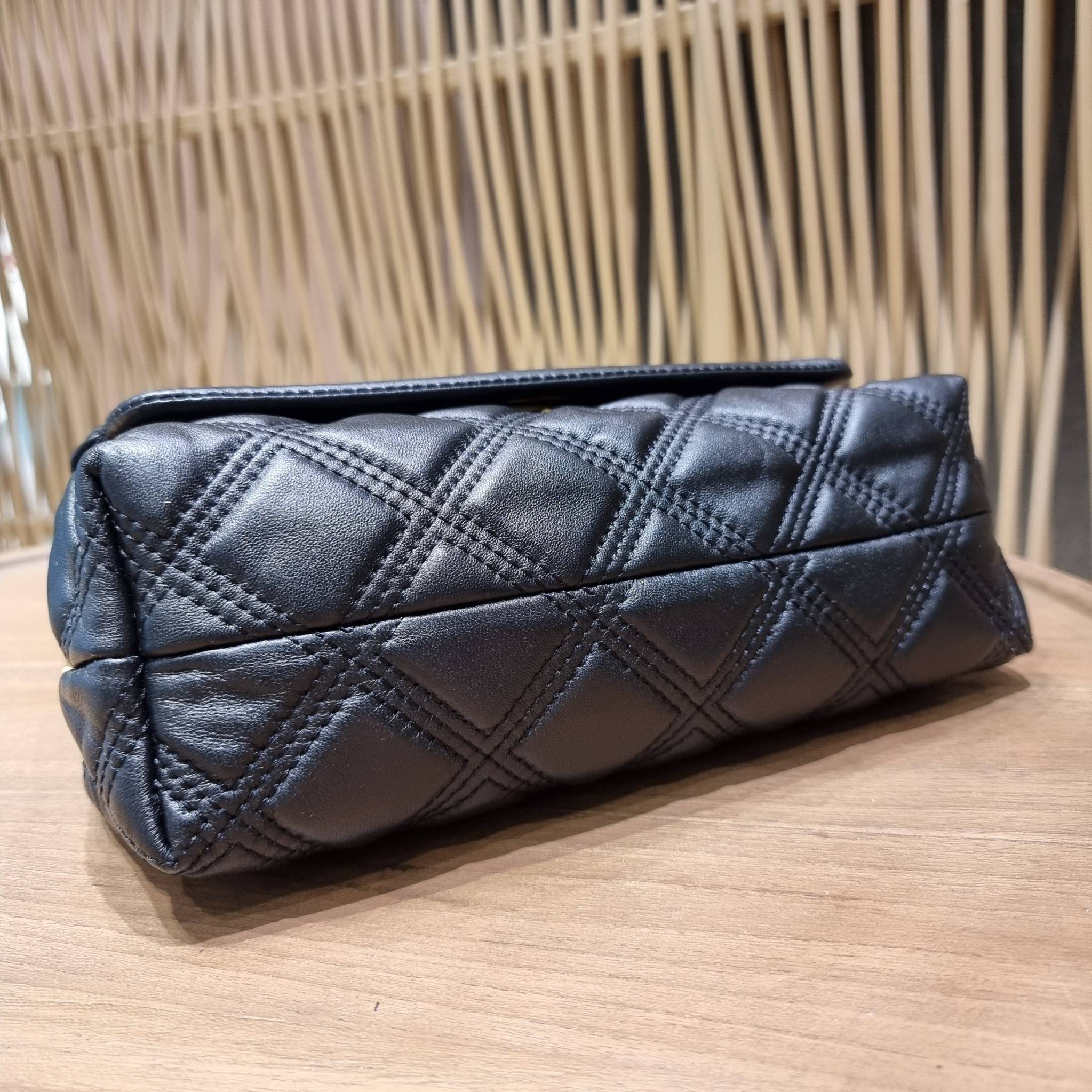 TORY BURCH FLEMING SOFT CONVERTIBLE SHOULDER BAG รุ่นหายากที่สาวๆตามหา มาพร้อมเสิร์ฟความสวยถึงบ้านไปเลยจ้า รอบนี้คัดสีสวยๆมาให้ได้ช้อปกันอย่างจุใจไปเลย กระเป๋าสะพายไหล่ หนังแท้นิ่มเต็มใบ สวยหรูดูแพง เปิด-ปิดด้วยตัวกดล็อคแน่นหนา สายสะพายในตัวปรับใช้ได้ 2 แ