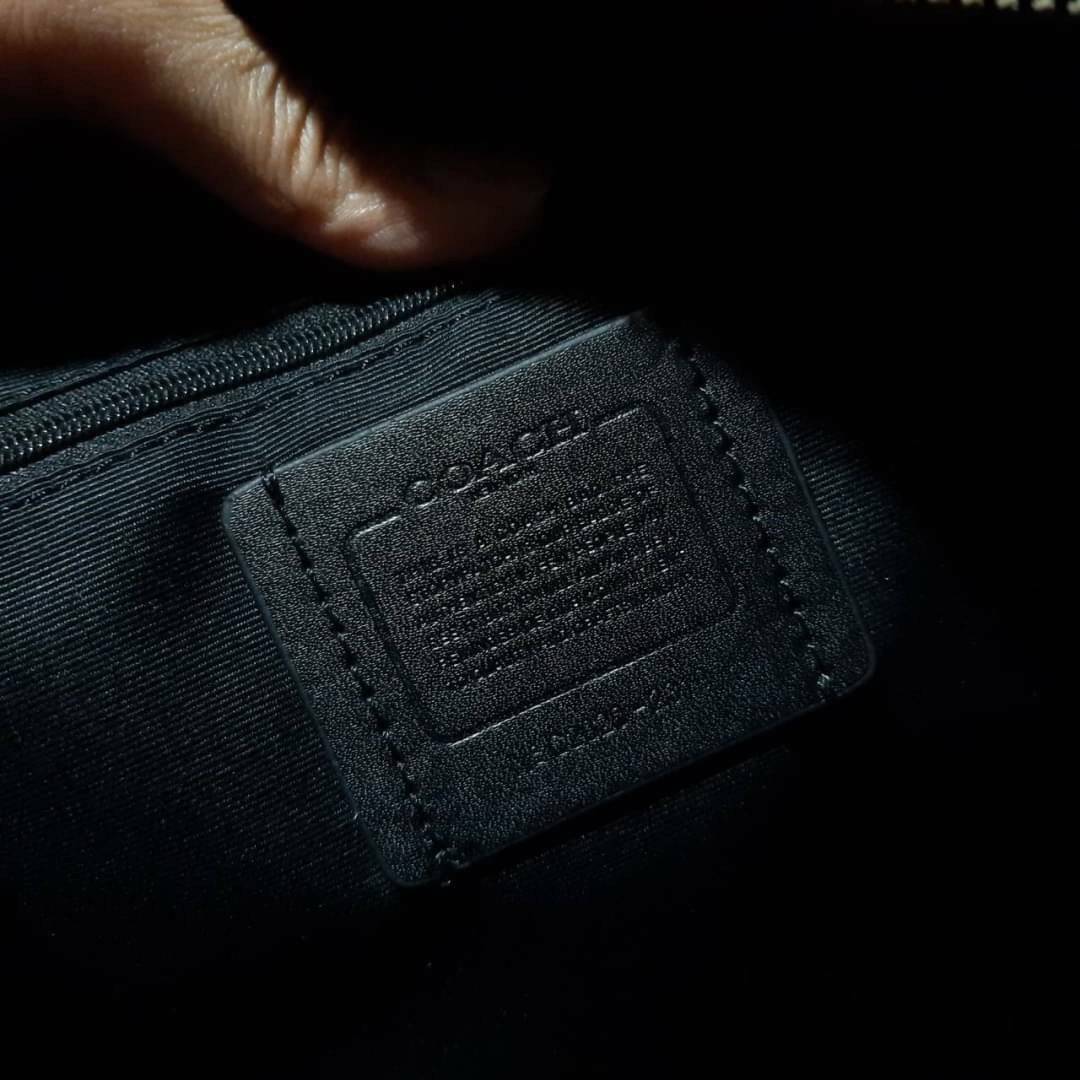 COACH 2319 MAY TOTE IN COLORBLOCK SIGNATURE CANVAS กระเป๋าโท้ท ดีไซน์ใหม่ล่าสุด!! 💕💕 เก๋ตรงปากกระเป๋า คล้ายกระเป๋าซ้อนในตัว สีตัดกับตัวกระเป๋าได้อย่างลงตัว ทรงสวย ใบใหญ่ใส่ของได้เยอะ เปิด-ปิดด้วยซิป รูดใช้งานง่าย ภายในโล่งกว้าง ด้านหลังมีช