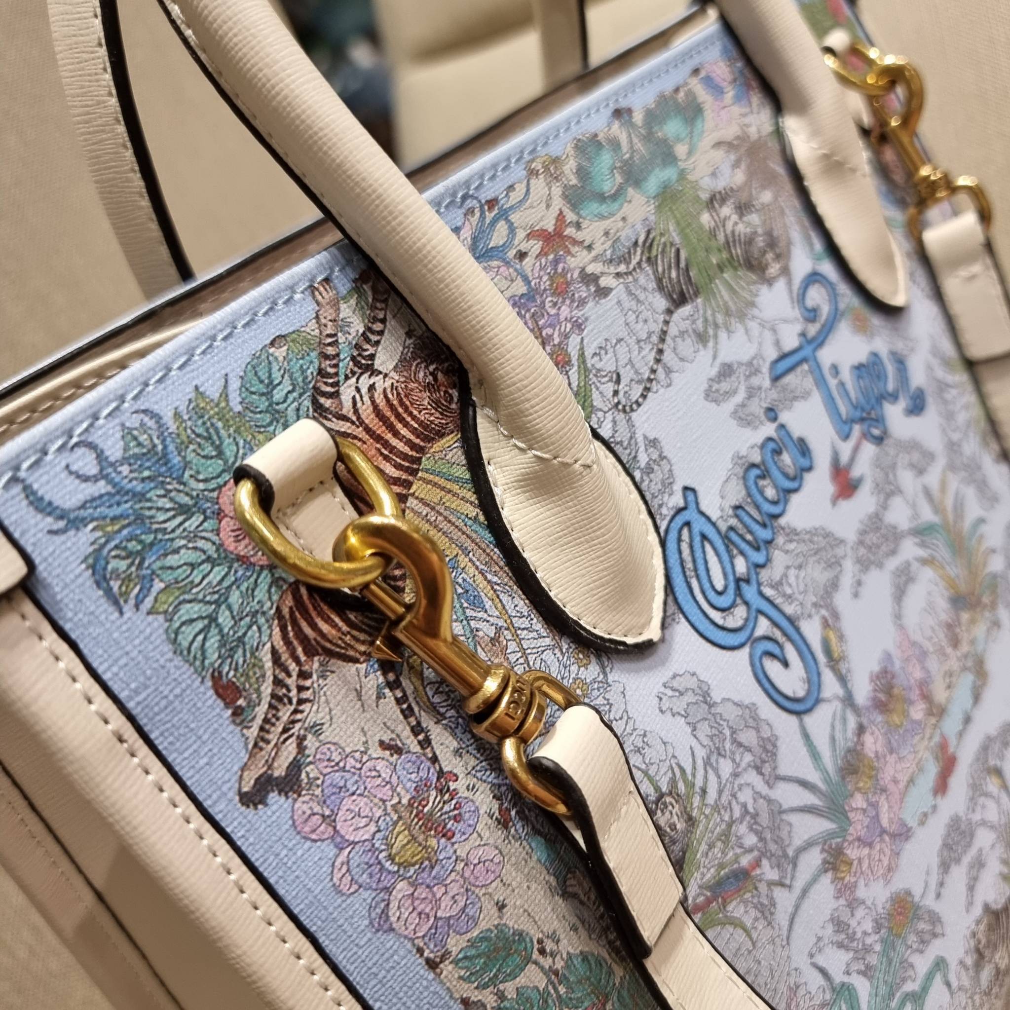 GUCCI TOTE BAG คอลเลคชั่นปีเสืออีกหนึ่ง สวยม้ากก!! กับกระเป๋าทรงโท้ท วีไอพีพรีเมี่ยมกิ๊ฟ ไซส์ใหญ่ โดดเด่นด้วยลวดลายไม่ซ้ำใคร สวยเอกลักษณ์ วัสดุหนังแคนวาส พรินท์ลายเต็มใบ ภายในโล่งกว้างมาก ใส่ของแบบแน่นๆ จุๆไปได้เลย หมดห่วง!! และยังมีสายครอสบอดี้มาให้ จะสะ