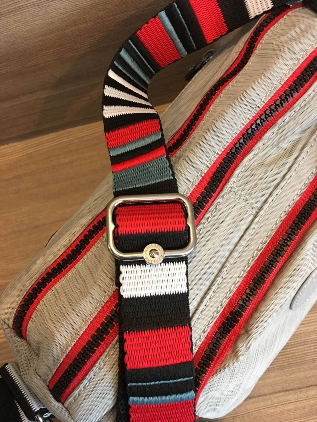 Kipling Reth กระเป๋าสะพายทรงสวย รุ่นยอดนิยม สายสะพายปรับระดับสั้น-ยาว เป็นกระเป๋าสะพายแบบ cross body ได้ค่ะ ช่องซิปเยอะ ใส่ของได้เป็นสัดส่วน จุสัมภาระได้ดีเลยค่ะ ทรงสวย สะพายน่ารักมาก ห้ามพลาดเลยค่ารุ่นนี้