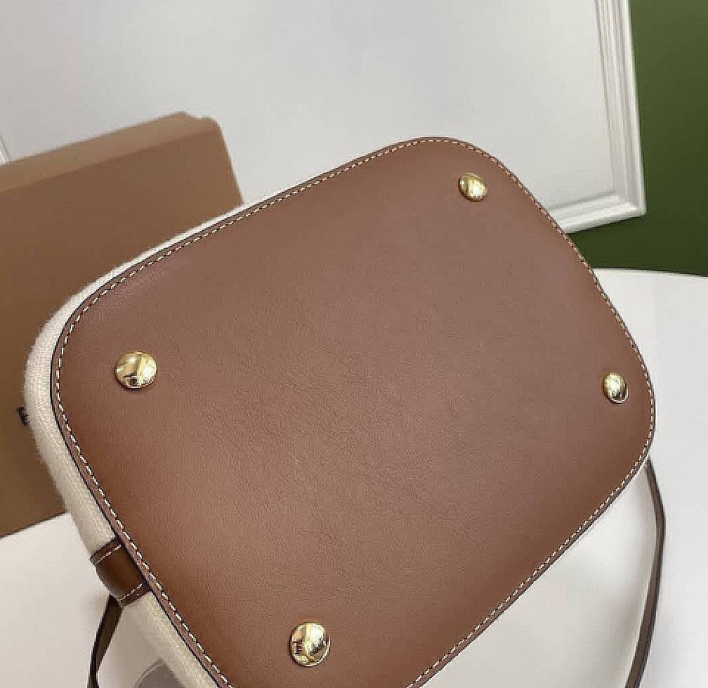 BURBERRY FRAGRANCES CROSSBODY BUCKET BAG วัสดุ Canvas & Leather สวยหรูอยู่ทรงมาพร้อมกระเป๋าคลัชใบเล็กสีน้ำตาลเข้าชุด ภายในโล่งกว้างและจุ สามารถใส่กล้อง มือถือ ของใช้ได้เยอะ มือจับ