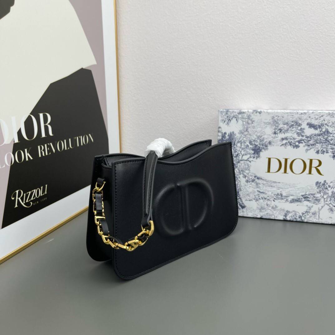 CD SIGNATURE HOBO MINI BAG leather Black / Dior Bag พร้อมส่ง กระเป๋าสะพายทรงโฮโบ รุ่นใหม่ล่าสุด Winter 2023 สวยหรูหราเป็นเอกลักษณ์แบรนด์ **สินค้าเกรดออริจินอล 1:1 สลับแท้
