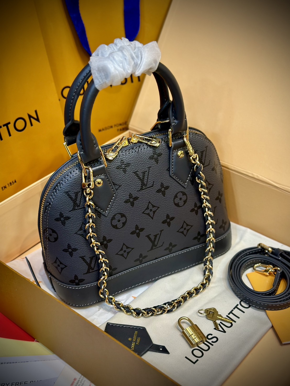 LV Alma BB Gris Trianon bag กระเป๋าสะพายสีใหม่โทนเทา เอกลักษณ์สะท้อนความเลอค่าสง่างาม เกรดออริ ใช้งานต่างประเทศได้