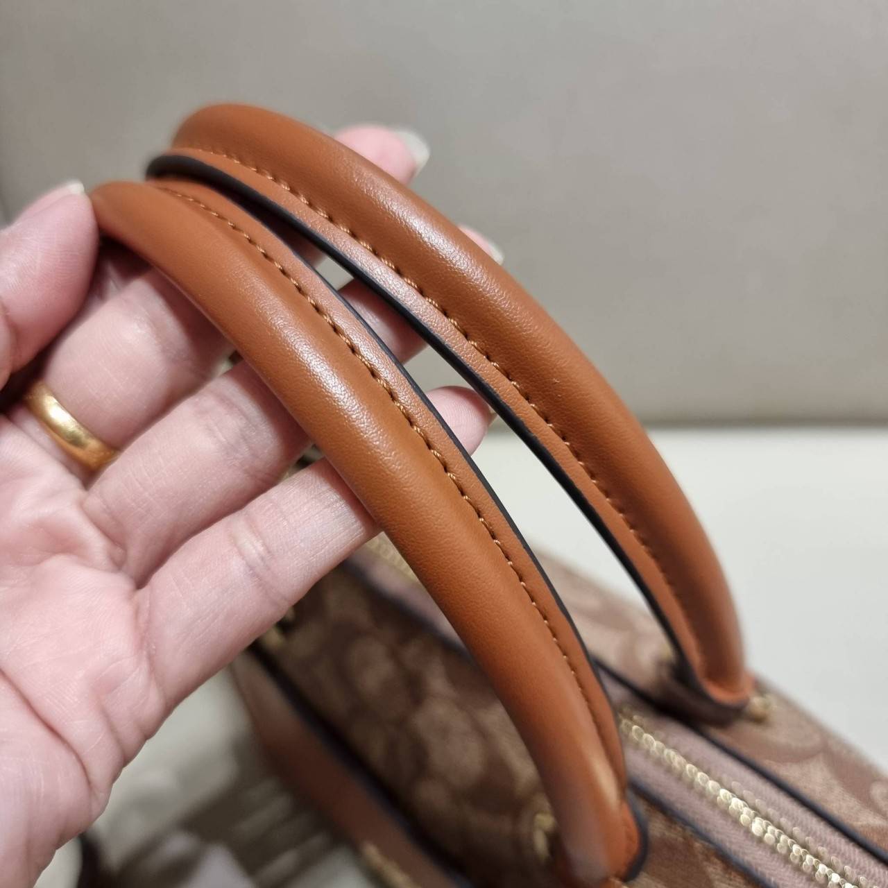 COACH F38089 MINI EMMA SATCHEL IN SIGNATURE CANVAS รุ่นหายาก รุ่นที่สาวๆตามหา จัดมาให้สมกับที่รอคอยกันไปเลยจ้า!! เป็นรุ่นที่ดีไซน์ออกมาให้ใช้งานง่าย สะดวก สวย หรู ดูดี!! กระเป๋าสะพายทรงสวย วัสดุหนังแคนวาสเคลือบลาย มาพร้อมสายสะพายข้างและหูจับในตัว ถอดออกถื