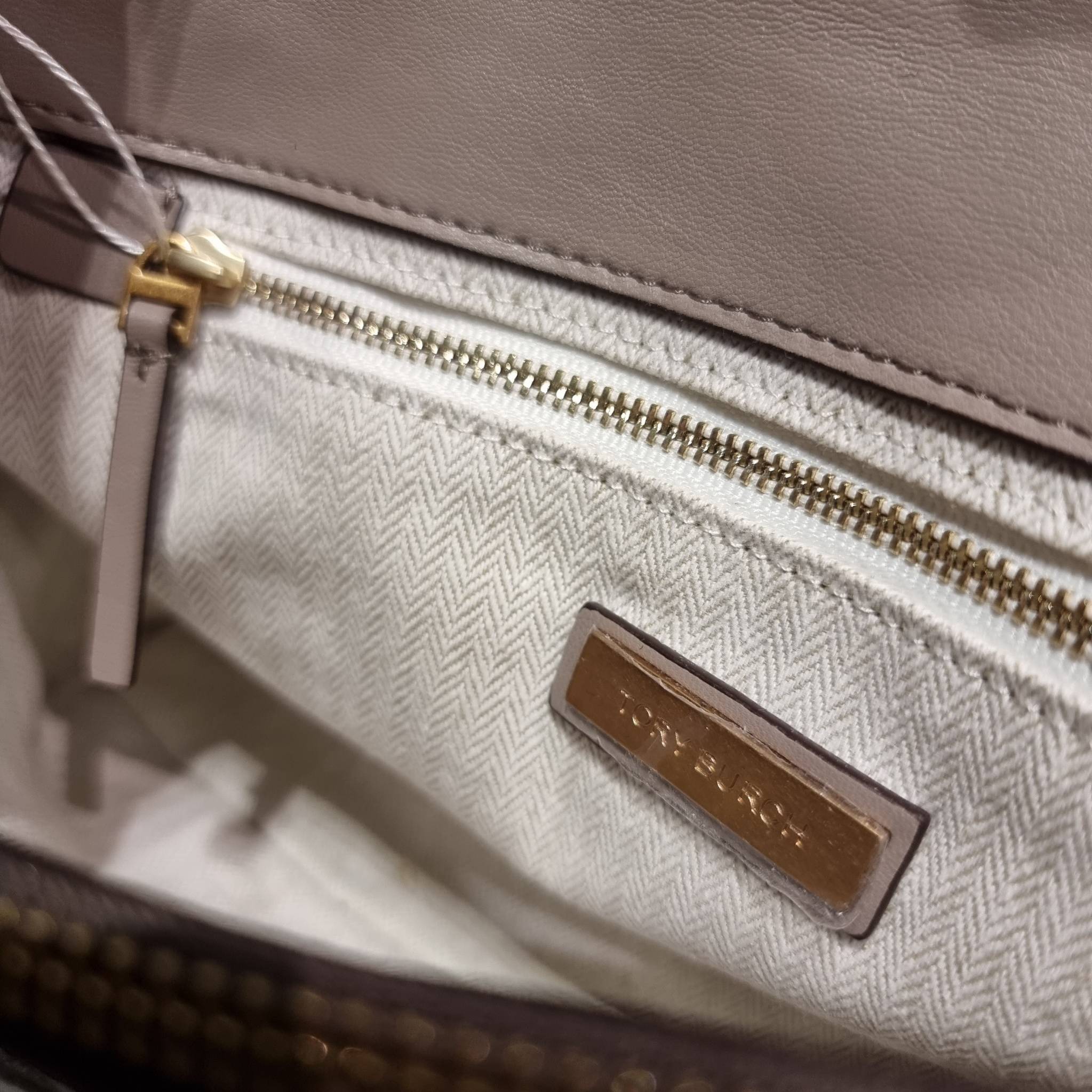 TORY BURCH KIRA CHEVRON CONVERTIBLE SHOULDER BAG กระเป๋าสะพายรุ่นยอดฮิต ไซส์ใหญ่จัดเต็มให้เน้นๆ ใช้ยังไงก็ดูหรู ดีไซน์เฉพาะตัว วัสดุหนังแกะ สัมผัสนิ่ม เปิด-ปิดด้วยกระดุมแม่เหล็ก ภายในเป็นช่องโล่ง แบ่งสัดส่วนไว้ดีมากๆ ใส่กระเป๋าสตางค์ มือถือ เครื่องสำอางค์