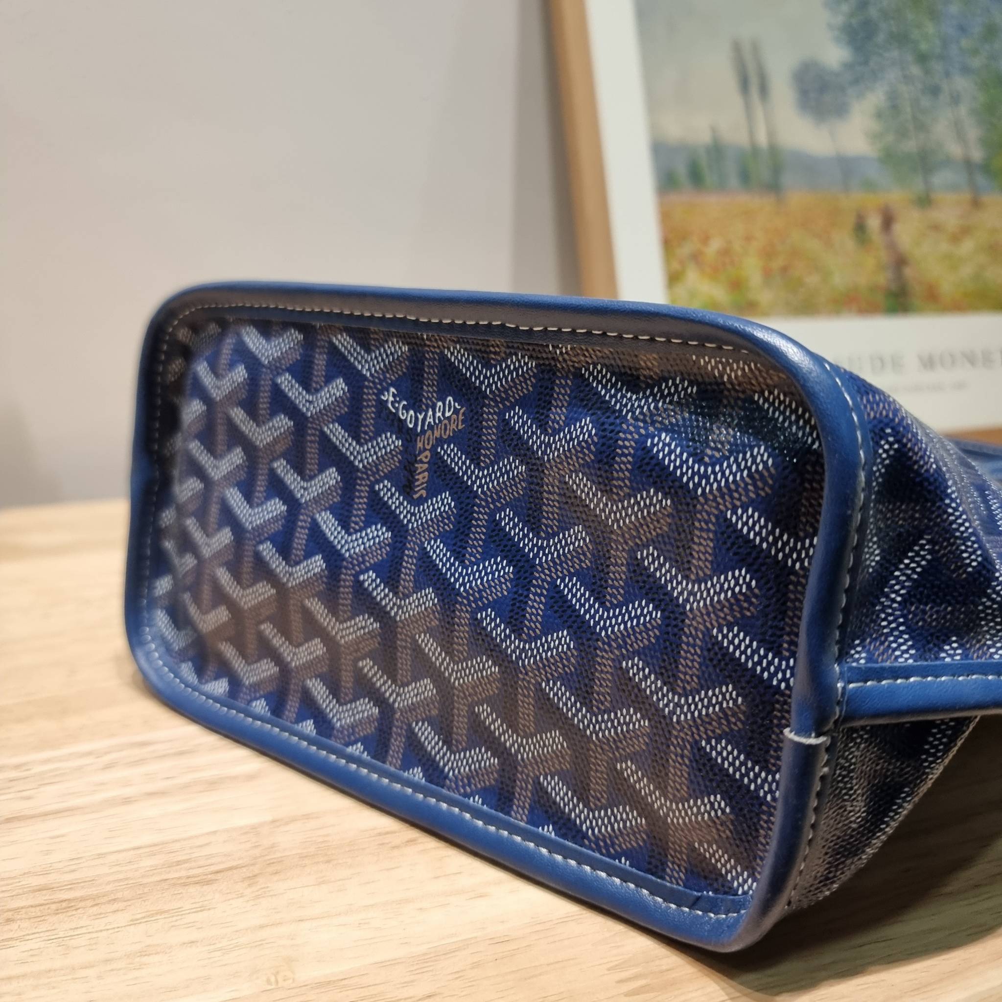 GOYARD MINI ANJOU REVERSIBLE TOTE ฮอตไอเท็ม กับกระเป๋าสะพายทรงโท้ท ไซส์มินิ กะทัดรัดมาก มาครบสีขายดี เลิศทุกสี รูปทรงคลาสสิค ดีไซน์เป็นเอกลักษณ์ ใช้งานได้หลากหลาย สามารถกลับด้านใช้ได้แบบไม่มีเบื่อ