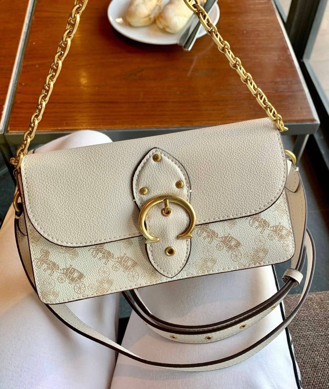 Coach Beat Crossbody Clutch In Signature Canvas With Horse And Carriage Print((6910//4760)) 🌈ได้ไปไม่ผิดหวังแน่นอนค่ะ! กระเป๋าหิ้วได้//คลัทออกงานได้//สะพายครอสบอดี้ร์ได้ สุดคุ้ม! หนังแท้อย่างดี smooth leather ค่ะ