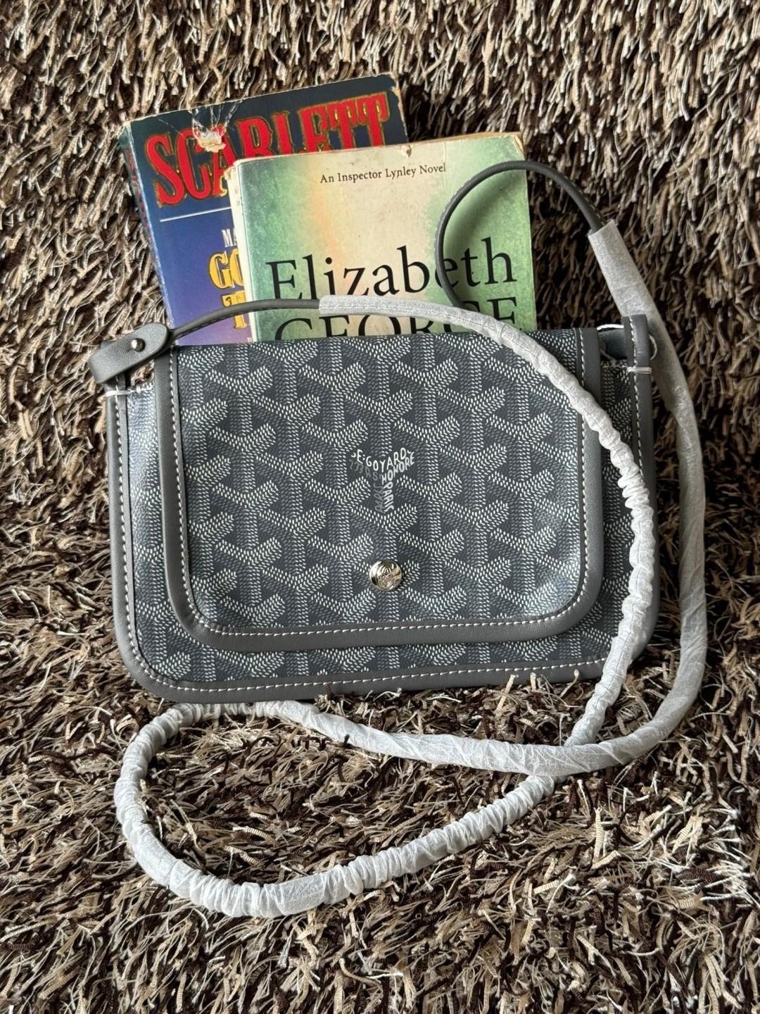 Goyard Plumet Rocket Wallet กระเป๋าสะพายใบเล็กกะทัดรัด ดีไซน์กระเป๋าสตางค์ มีช่องเพียงพอสำหรับใส่ธนบัตร เงินสด เอกสารต่าง ๆ