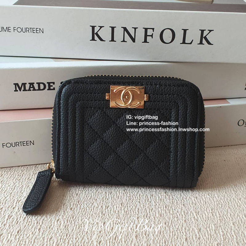 กระเป๋าสตางค์ใบสั้น แนะนำรุ่นนี้คะ งานพรีเมี่ยมกิ้ฟท์จากเค้าเตอร์ต่างประเทศ **ทรงสวยหรู หนังสัมผัสลายด้าน จากแบรนด์ CHANEL (GWP) ด้านหน้ามีโลโก้แบรนด์ CC สีทองหรู **อะไหล่สีทองทั้งใบ เปิดปิดด้วยซิปมีที่จับหนัง ปั้มป้าย MADE IN ITALY 🇮🇹 ด้า