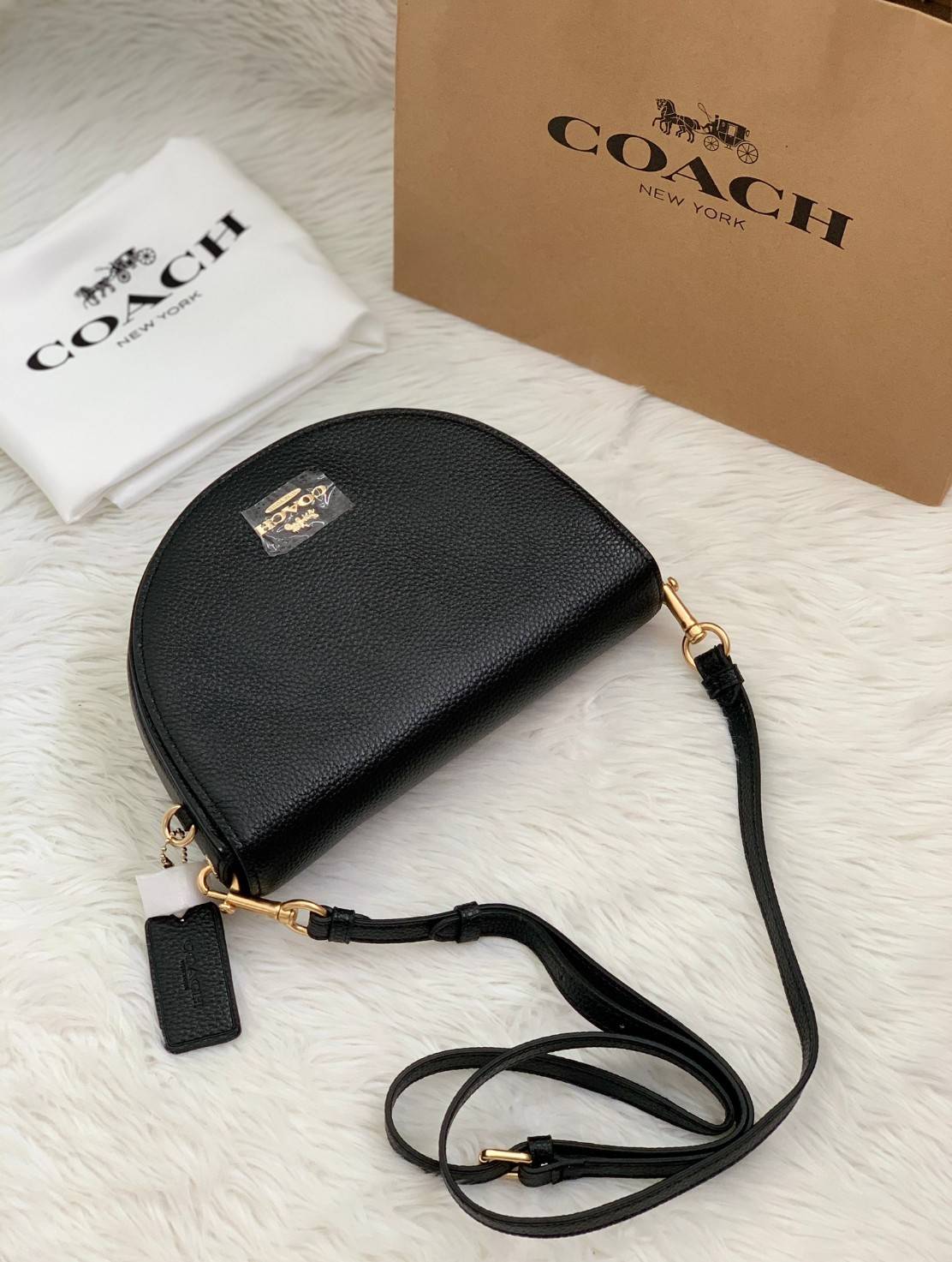 พร้อมส่งที่ไทยครบทั้ง6สีค่ะ 😘 Coach Ellen Crossbody In Signature ((C1432)) กระเป๋าทรงฮาฟมูนรูปทรงคลาสสิก ออกแบบให้มีลักษณะโค้งมน ไม่ดูเป็นทรงแข็งจนเกินไป ดีไซน์และสีของกระเป๋ายังเรียบง่าย เข้าได้กับทุกชุด สะพายครอสบอดี้ร์//สะพายข้าง หรือถือแบบคลัท