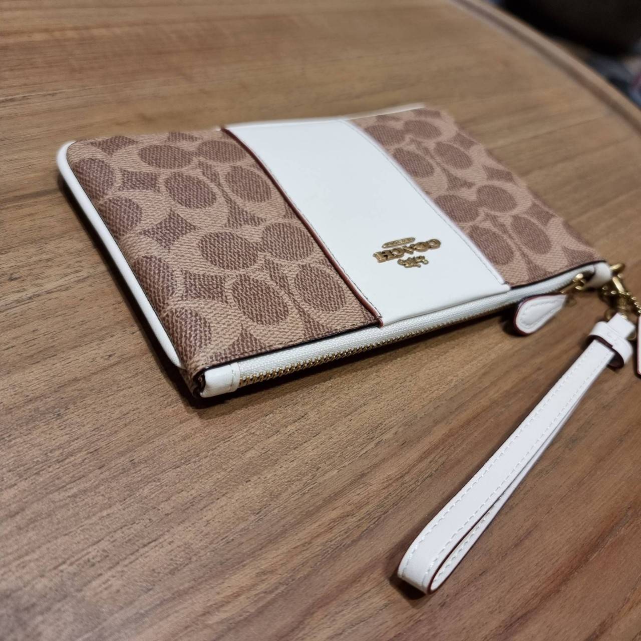 COACH 32445 SMALL WRISLET IN COLORBLOCK SIGNATURE CANVAS คอลเลคชั่นคัลเลอร์บล็อคสวยหรู ในรูปแบบกระเป๋าคล้องมือ ขนาดพกพา ไซส์กำลังสวยมากๆ พกง่ายไปเลยจ้า วัสดุหนังแคนวาส ตัดหนังแท้ ภายในโล่ง มีช่องใส่บัตร ตอบโจทย์สาวๆที่ไม่ชอบความพะรุงพะรัง พกใบนี้คือสะดวกส