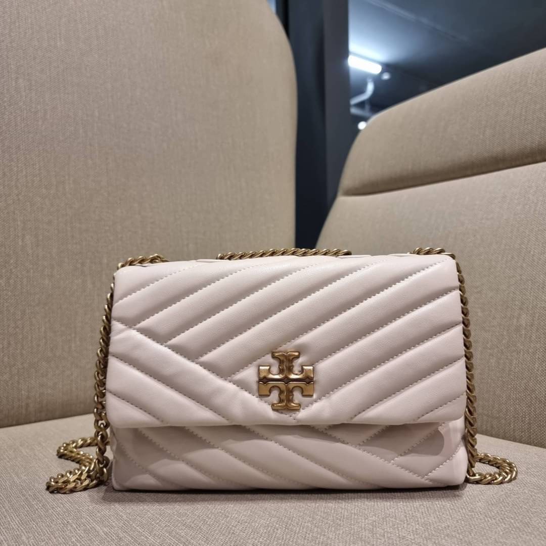 TORY BURCH KIRA CHEVRON CONVERTIBLE SHOULDER BAG (SMALL / MEDIUM) กระเป๋าสะพายรุ่นยอดฮิต ไซส์คลาสสิค ที่ใช้ยังไงก็ดูหรู ดีไซน์เฉพาะตัว วัสดุหนังแกะ สัมผัสนิ่ม เปิด-ปิดด้วยกระดุมแม่เหล็ก ภายในเป็นช่องโล่ง ใส่กระเป๋าสตางค์ มือถือ เครื่องสำอางค์ พาวเวอร์แบงค