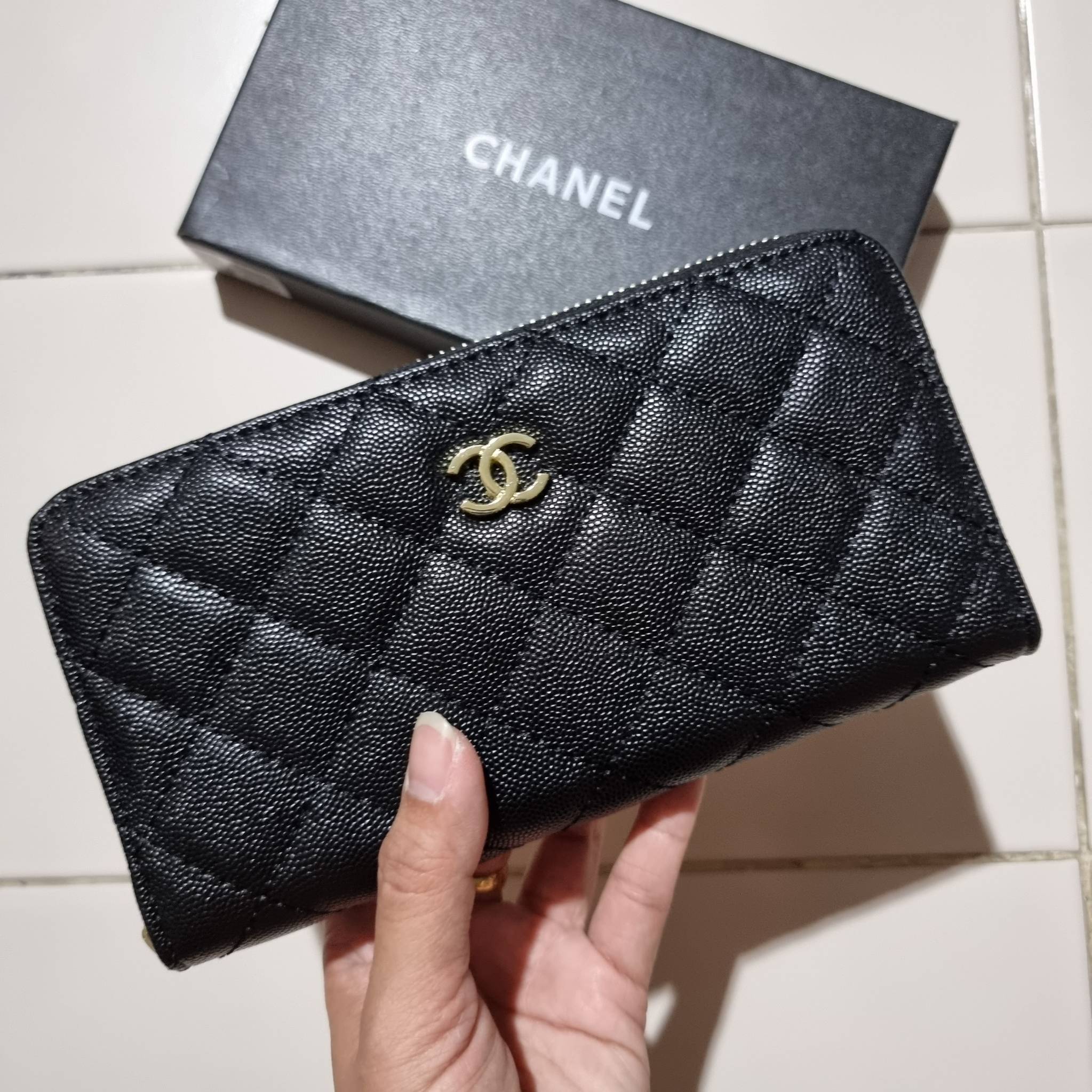 VIP 】กระเป๋าสตางค์ใบยาวรุ่นซิปรอบ สวยรับทรัพย์จาก Chanel วัสดุหนังลายคาร์เวีย ใช้แล้วขับผิวสุดๆ เปิด-ปิดด้วยซิปรูดรอบใบ ใช้งานง่าย ภายในกระเป๋ามีช่องใส่บัตรได้ ใส่ธนบัตรหรือเหรียญได้ มีช่องซิปแยกอีกหนึ่งช่อง ดีไซน์เรียบหรูแบบนี้ สาวๆห้ามพลาดกันน้า!! ซื้อใ