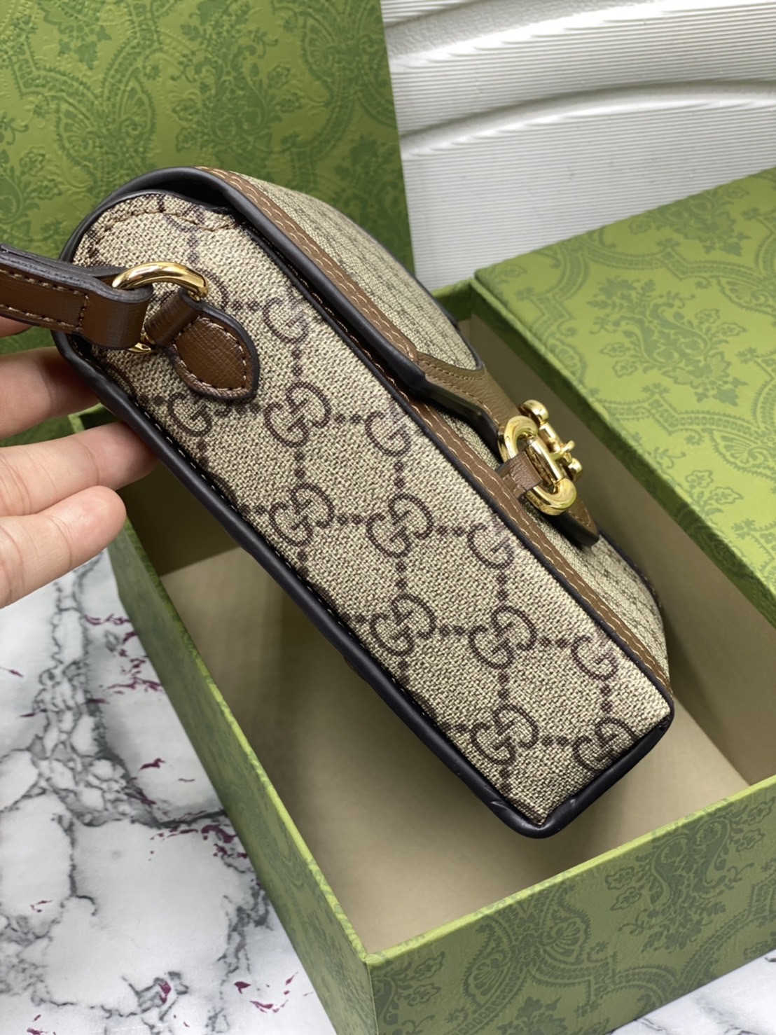 หนังแท้ GUCCI Horsebit phone bag กระเป๋าสะพาย กระเป๋าใส่โทรศัพท์สุดคลาสสิก หนังวัวแท้สีน้ำตาล/สีขาว อะไหล่ทองสวย ดีไซต์สัญลักษณ์วงแหวนตามแบบฉบับแบรนด์ สายสะพายยาวที่สามารถปรับระดับได้ ภาพสินค้าถ่ายจากงานขายจริง ใช้งานต่างประเทศได้ค่ะ