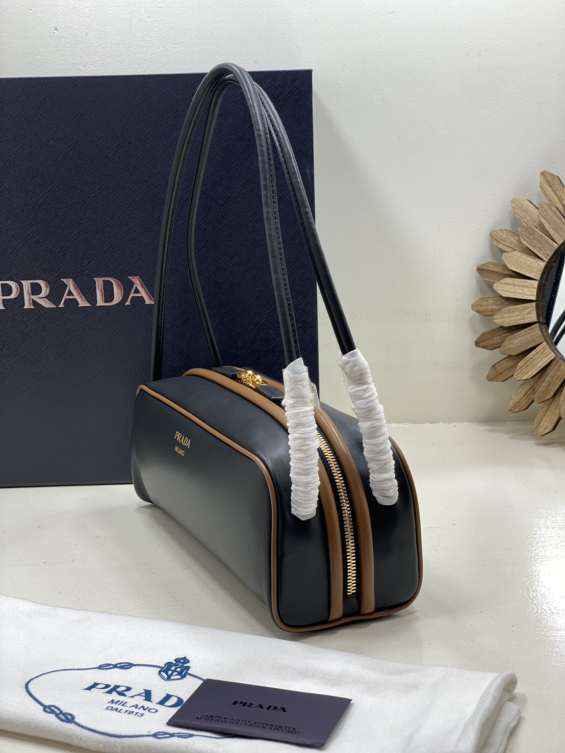 TOP ORI หนังแท้ | Prada Swing smooth leather shoulder bag / Prada Hobo Bag กระเป๋าสะพายสไตน์สปอร์ตเรียบหรูดีไซน์ใหม่เรียบง่าย หนังแท้เรียบสวยสัมผัสนุ่มละมุน โทนสีทูโทนแต่งแต้มสีสันให้โดดเด่น