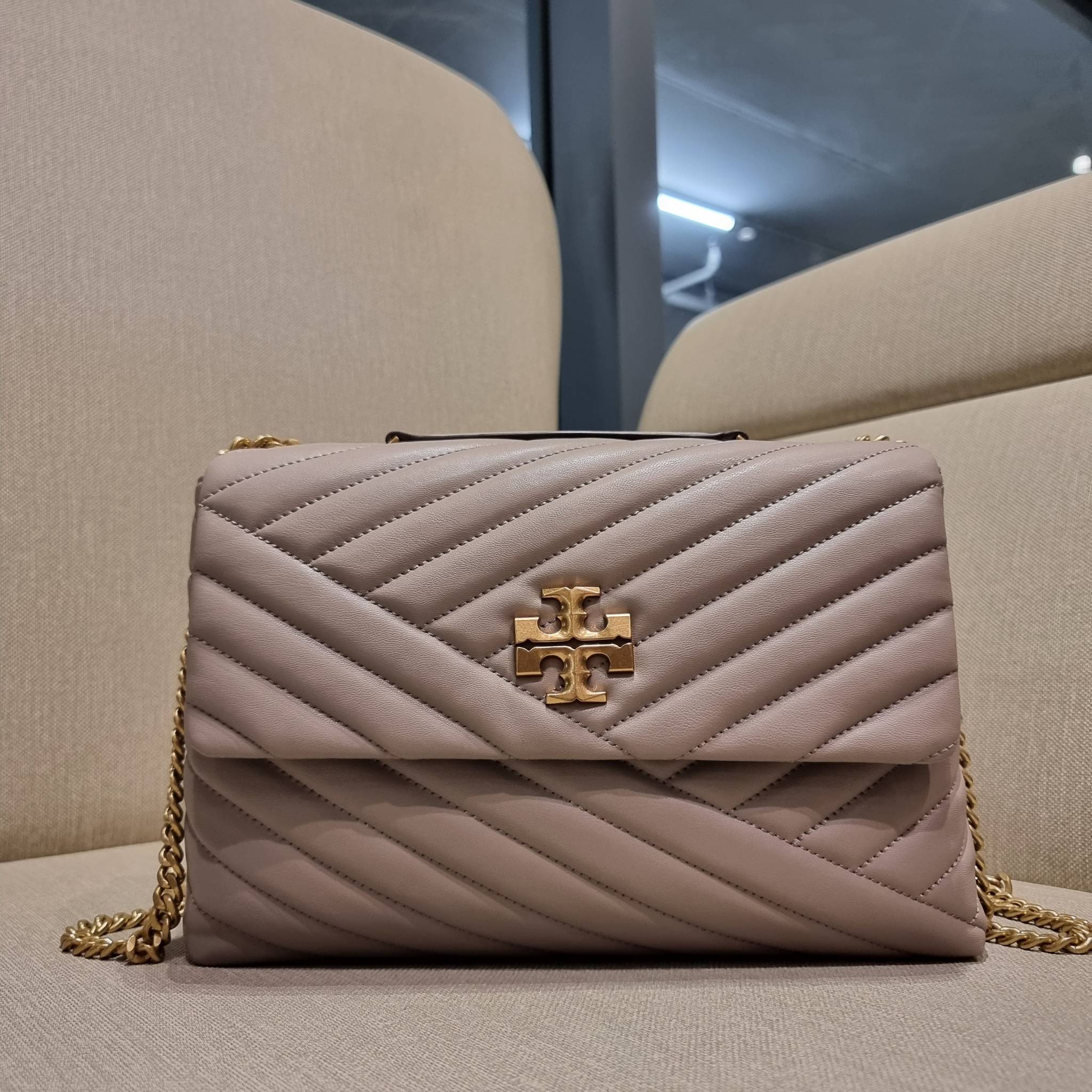 TORY BURCH KIRA CHEVRON CONVERTIBLE SHOULDER BAG กระเป๋าสะพายรุ่นยอดฮิต ไซส์ใหญ่จัดเต็มให้เน้นๆ ใช้ยังไงก็ดูหรู ดีไซน์เฉพาะตัว วัสดุหนังแกะ สัมผัสนิ่ม เปิด-ปิดด้วยกระดุมแม่เหล็ก ภายในเป็นช่องโล่ง แบ่งสัดส่วนไว้ดีมากๆ ใส่กระเป๋าสตางค์ มือถือ เครื่องสำอางค์