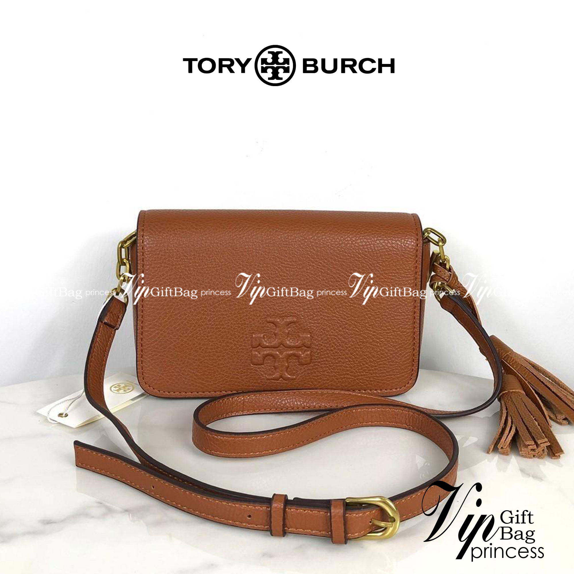 TORY BURCH shoulder bag พร้อมส่งที่ไทย กระเป๋าสะพาย TORY BURCH เปิด - ปิดกระเป๋าด้วยกระดุมแม่เหล็ก ด้านในโล่ง มีช่องเล็ก 1 ช่อง สายสะพาย สามารถปรับได้ 4 ระดับค่ะ
