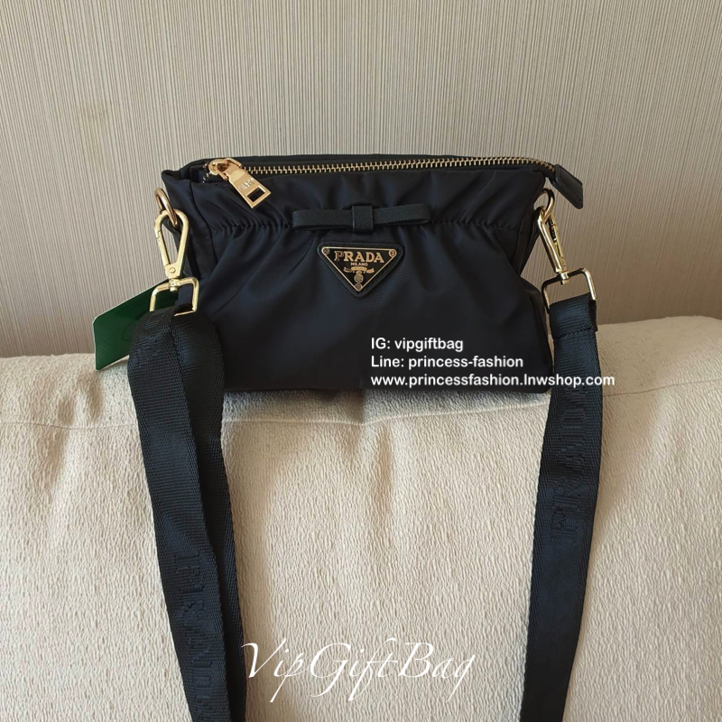 งานไซส์น่ารัก จากงานพรีเมี่ยมกิ้ฟ เคาเตอร์ต่างประเทศ Prada มีมาให้จับจองคะ รุ่นยอดฮิตที่สาวๆตามหากัน ภายนอกจับจีบปากกระเป๋า ดีมาก วัสดุผ้าNyonกันน้ำ เปิด/ปิดด้วยซิป สามารถคล้องมือเกร๋ๆ หรือจะถือเป็นครัชก็ไฮโซไปอี้ก ภายในเย็บติดป้ายหนังแบรนด์ มีช่องซิปเล็ก