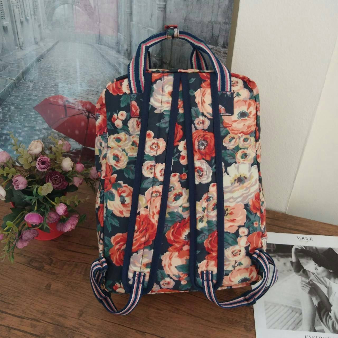 Cath Kidston Backpack Bag กระเป๋าเป้ สไตล์วินเทจ ด้านหน้ามี 1 ช่องซิป เปิดปิดด้วยซิป มีช่องหลักโล่งกว้าง และช่องเล็ก ใบนี้จุของได้เนอะ คุ้มค่าเกินราคาค่ะ