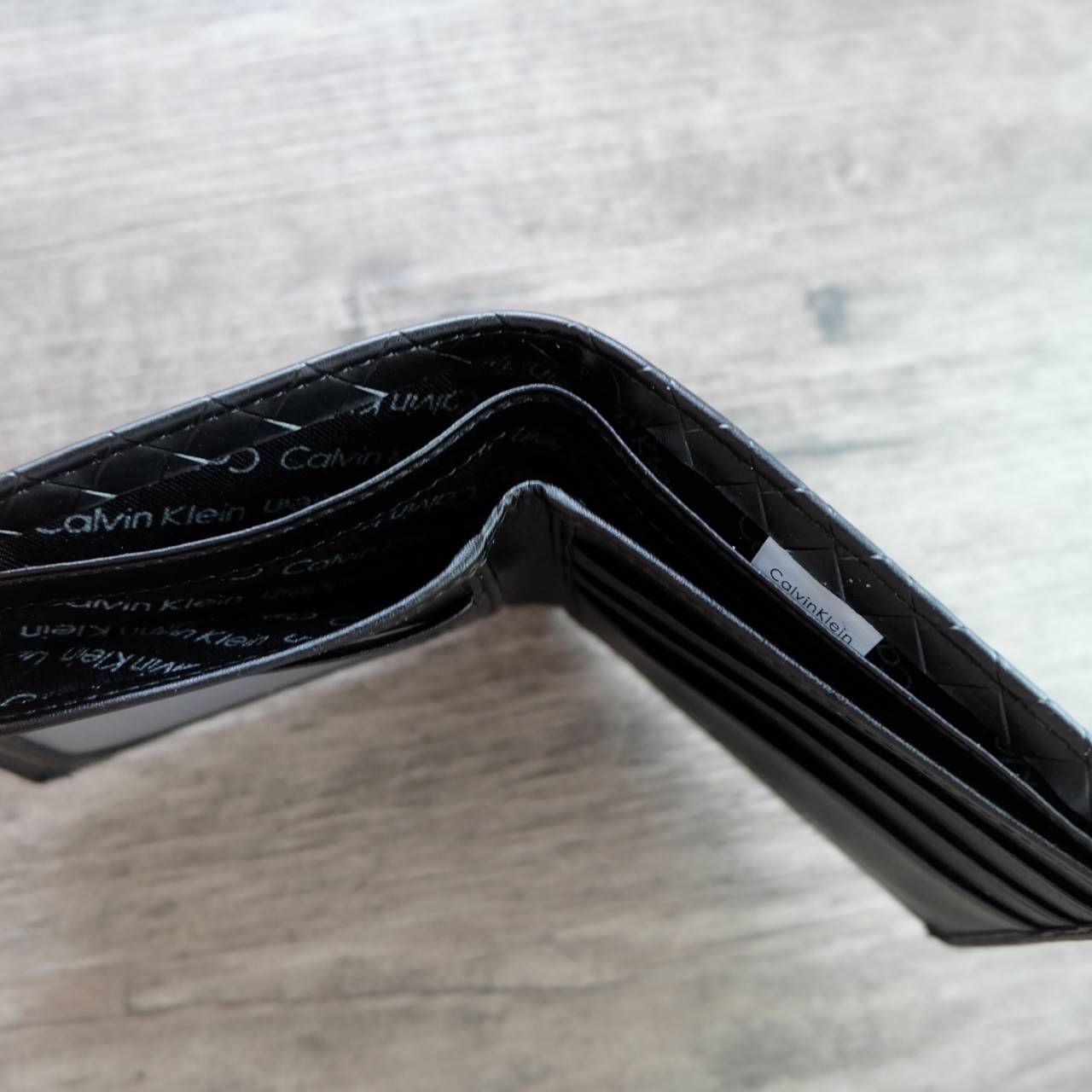 Calvin Klein Short Wallet กระเป๋าสตางค์ใบสั้น หนังลายสานรอบใบ ด้านหน้ามี logo brand ภายในมีช่องใส่ธนบัตร, บัตร, และช่องใส่รูป จะมอบเป็นของขวัญหรือใช้เองก็แนะนำค่ะ