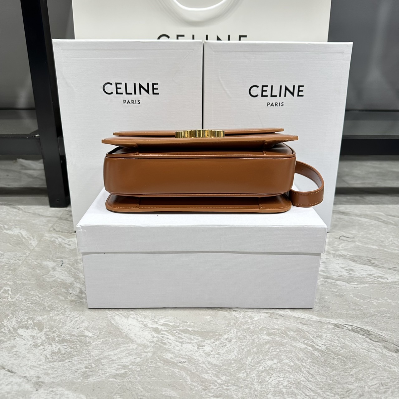 ORI หนังแท้ | 9" CELINE CLASSIQUE TRIOMPHE bag in natural leather กระเป๋าสะพายรุ่นยอดนิยม ด้วยรูปทรงสี่เหลี่ยมผืนผ้า ดีไซน์คล่องตัวถ่ายทอดให้เห็นถึงแก่นแท้ของสไตล์