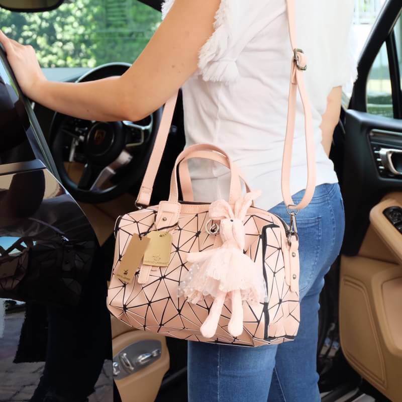 สีเข้าใหม่รุ่น หายากคะ 👍ทรง speedy ขายดี น่ารักมาก 3 สี น่ารักมากรับประกันเลยค่า พร้อมกระต่าย polka dot เข้า set เลิศคะ กระเป๋า จากแบรนด์ David Jones กระเป๋าสะพายข้างดีไซน์เกร๋มาก สีสวยหรูมาก ขนาดกะลังดีเลย น้ำหนังเบามากคะ ภายในมีช่องเก็บของจุกจิก