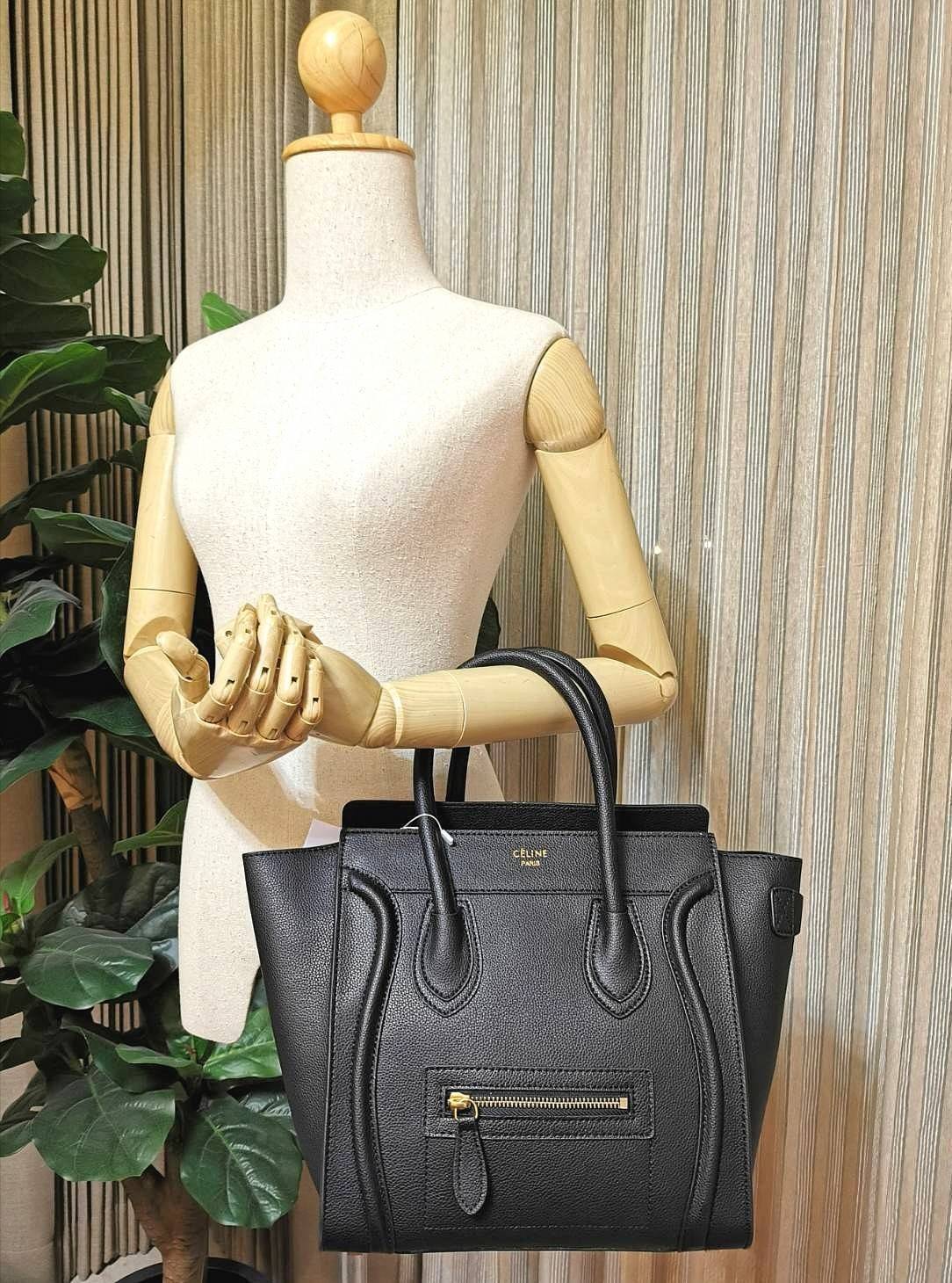 CELINE HANDLE BAG VIP GIFT WITH PURCHASE (GWP) พรีเมี่ยมกิ๊ฟรุ่นใหม่ Limited Edition จาก CELINE HAUTE PARFUME DUTYFREE COUNTER หนังแท้ Calf Skin Leather มาในดีไซน์สุดหรูยอดนิยมหนังนิ่มหอมขึ้นเทคเจอร์สวยอยู่ทรง เปิดปิดด้วยซิปสะดวกใช้ ด้านหน้ามีโลโก้แบรนด์ 