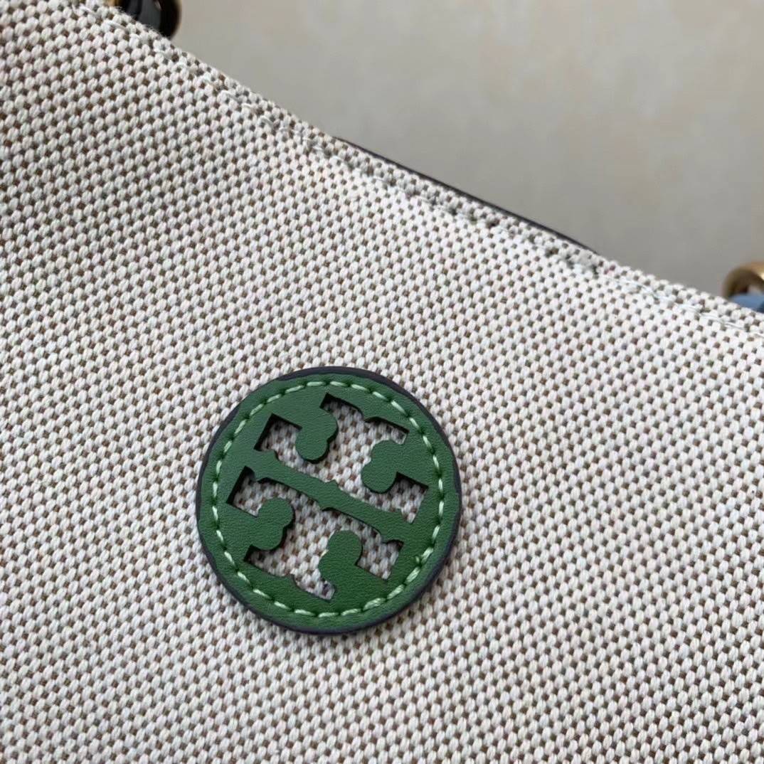 Tory Burch Blake Canvas Bucket Bag รุ่นใหม่ล่าสุด สวยไฉไลฝุดๆ แบบสวยคลาสสิค กระเป๋าทรงถัง วัสดุ Canvas สายหนังแท้ อะไหล่ทอง เปิด-ปิด ด้วยกระดุมแม่เหล็ก ด้านในโล่งมีช่องเล็กใส่โทรศัพท์ได้ น้ำหนักเบา สายสะพายถอดสายได้ crossbody ได้ ปรับระดับได้