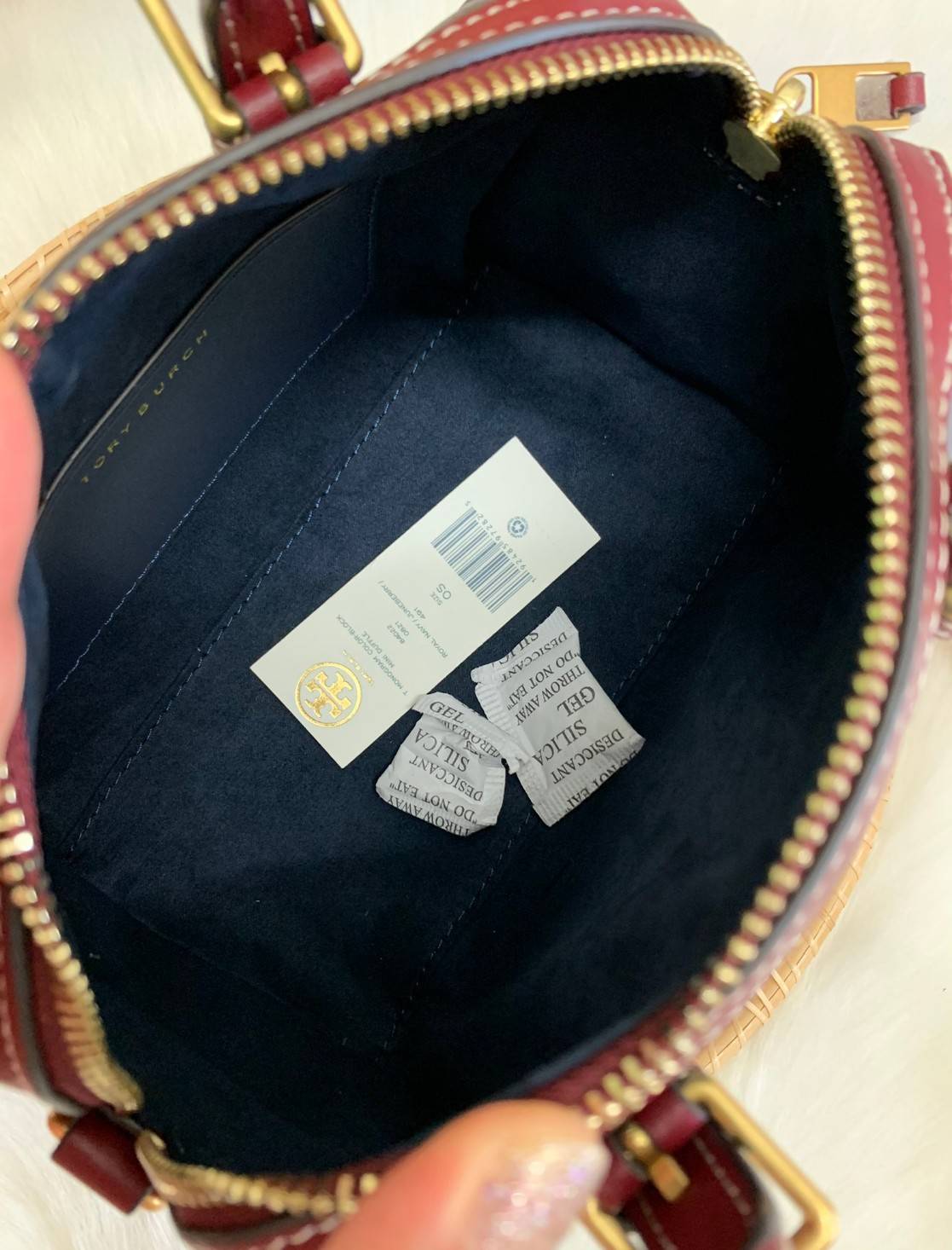 TORY BURCH T Monogram Color-block Barrel Duffle พร้อมส่งที่ไทย สวยก่อนใคร ใบใหญ่ ใส่จุไปเลยจ้าา😘 ✔️กระเป๋าทรงหมอน วัสดุหนังแท้ชั้นดีที่สุด หนังเรียบนิ่มสวย ✔️เปิดปิดกระเป๋าด้วยซิปคู่แบบมีหนังห้อย ภายในกว้างมากสำหรับไซด์นี้ หายห่วงไปเ