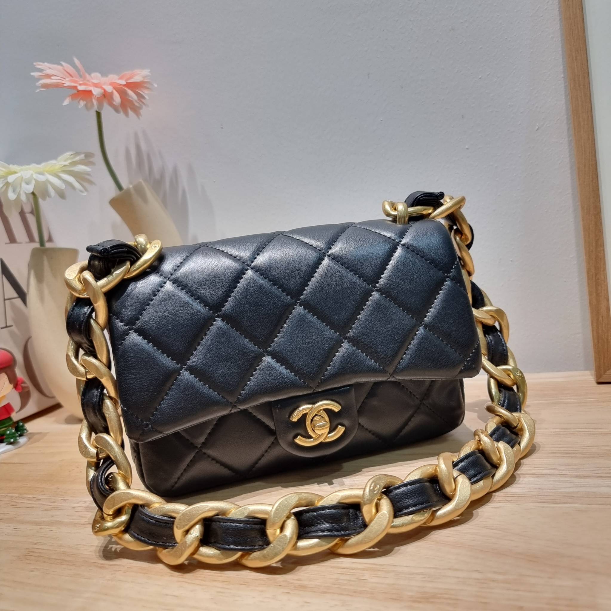 Chanel chunky chain bag in black สวยฟาดย้อนยุคความหรู ในราคาที่จับต้องได้ กับกระเป๋าสะพายไหล่ ไซส์กำลังสวย โดดเด่นด้วยสายสะพายโซ่สลับหนังเส้นใหญ่ ทนทาน ดูแพง