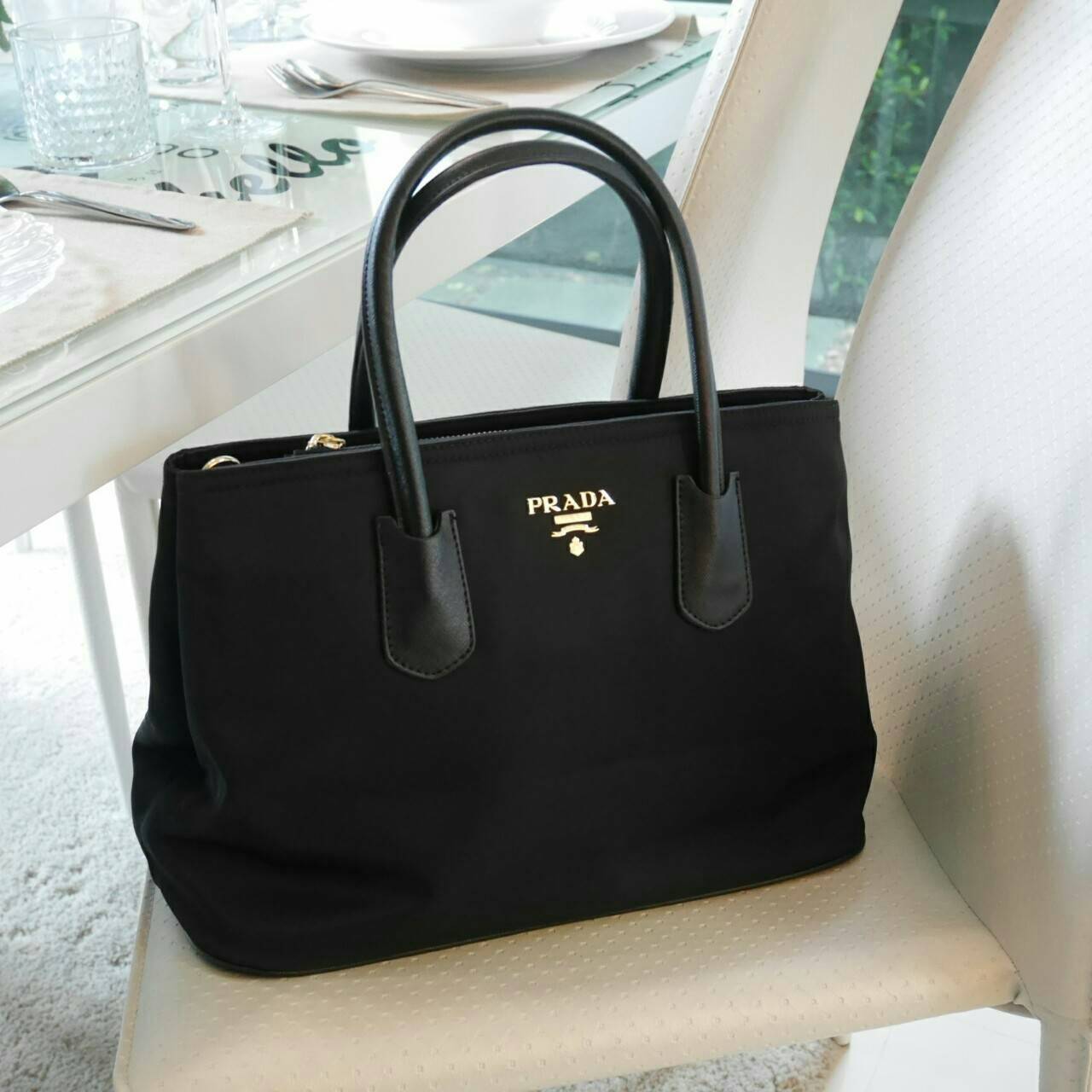 New item! Prada Nylon handbag กระเป๋าถือสะพาย **ทรงยอดฮิต มาแล้วค้า จากงานพรีเมี่ยมกิ้ฟใหม่ บอกเลยว่า ใบนี้ Nylon สลับหนัง สวยคุ้มสุดๆคะ ด้านหน้าประดับด้วยโลโก้แบรนด์สวยหรู ด้านในมีช่องซิปแบ่งอีกหลายช่อง มาพร้อมป้ายหนังแท็กห้อยประบดับเก๋ๆ ด้านข้างมีกระดุม