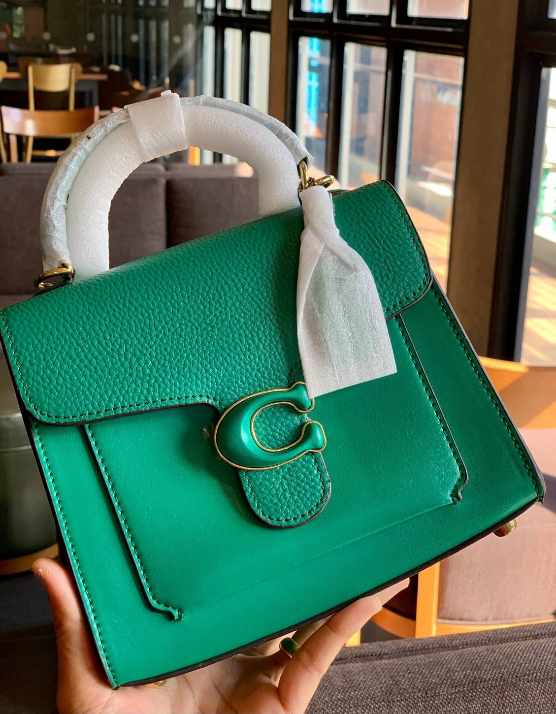 COACH TABBY TOP HANDLE 20 พร้อมส่งที่ไทยค่ะ! กระเป๋าหิ้ว//สะพายข้างได้ หนังแท้อย่างดี กหนึ่งใบทำหนังสองลายได้อย่างสวยงาม พร้อมโลโก้รุ่นใหม่ล่าสุดดูดีมากๆค่ะ เปิดปิดกระเป๋าแบบกดล็อค ภายในมีช่องหลักสองช่อง ใส่มือถือได้ทุกรุ่น;กระเป๋าเงินใบกลางได้;ของจำเป็นจ