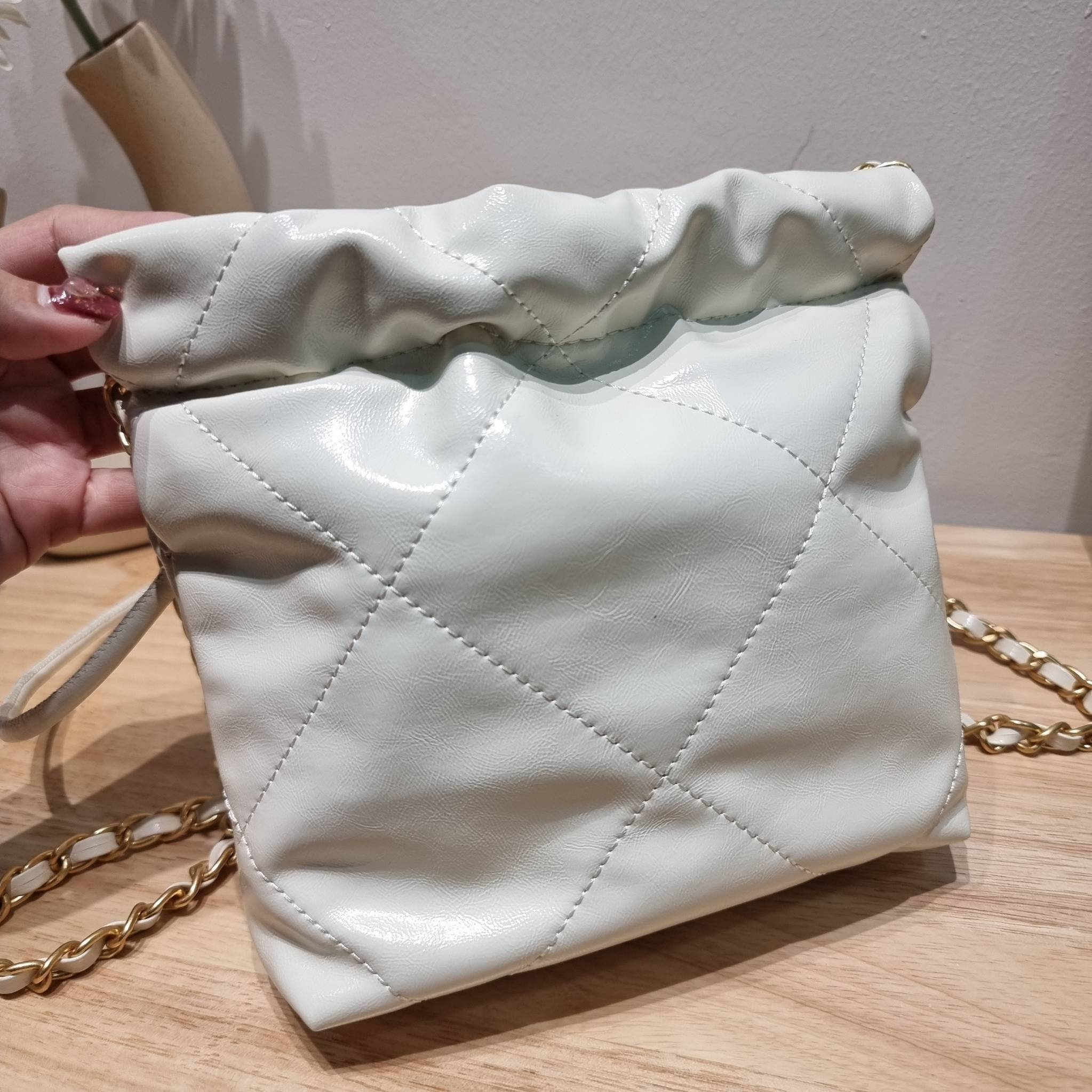 Chanel 22 mini bag / CHANEL 22 MINI HANDBAG พร้อมส่ง 4 สี กระเป๋าสะพาย ดีไซน์เรียบหรู โดดเด่นจากสายสะพายโซ่สีทอง และเหรียญโลโก้ ใช้ได้ง่ายๆไปเลยทุกโอกาส