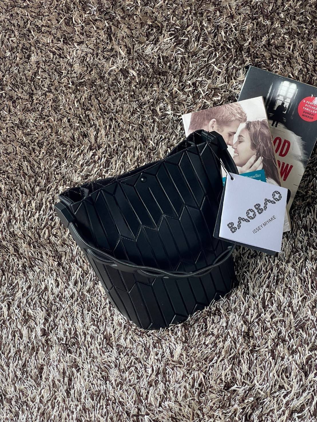 Small : BAO BAO ISSEY MIYAKE SMALL BUCKET เป็นกระเป๋าบัคเก็ตขนาดเล็กสามารถใช้ใส่กระเป๋าสตางค์และโทรศัพท์มือถือได้ ซีรีย์ใหม่นี้มีจุดเด่นที่แผ่นรูปทรงสี่เหลี่ยมด้านขนานในแนวตั้ง เกิดเป็นรูปทรงสามมิติซึ่งแตกต่างไปจากรูปทรงที่เกิดขึ้นจากแผ่นสามเหลี่ยม หูหิ้ว